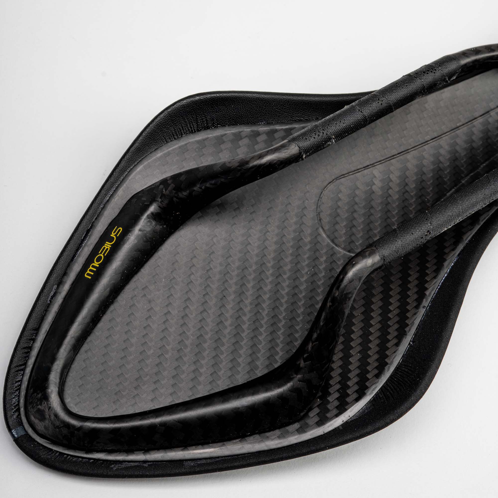 Fizik Arione 00 Carbon Braided Saddle | Sigma Sports