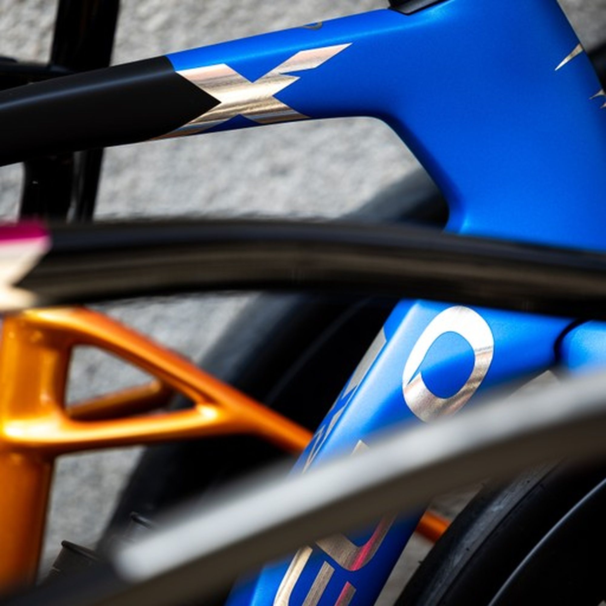 X5 105 Di2 Road Bike 2027