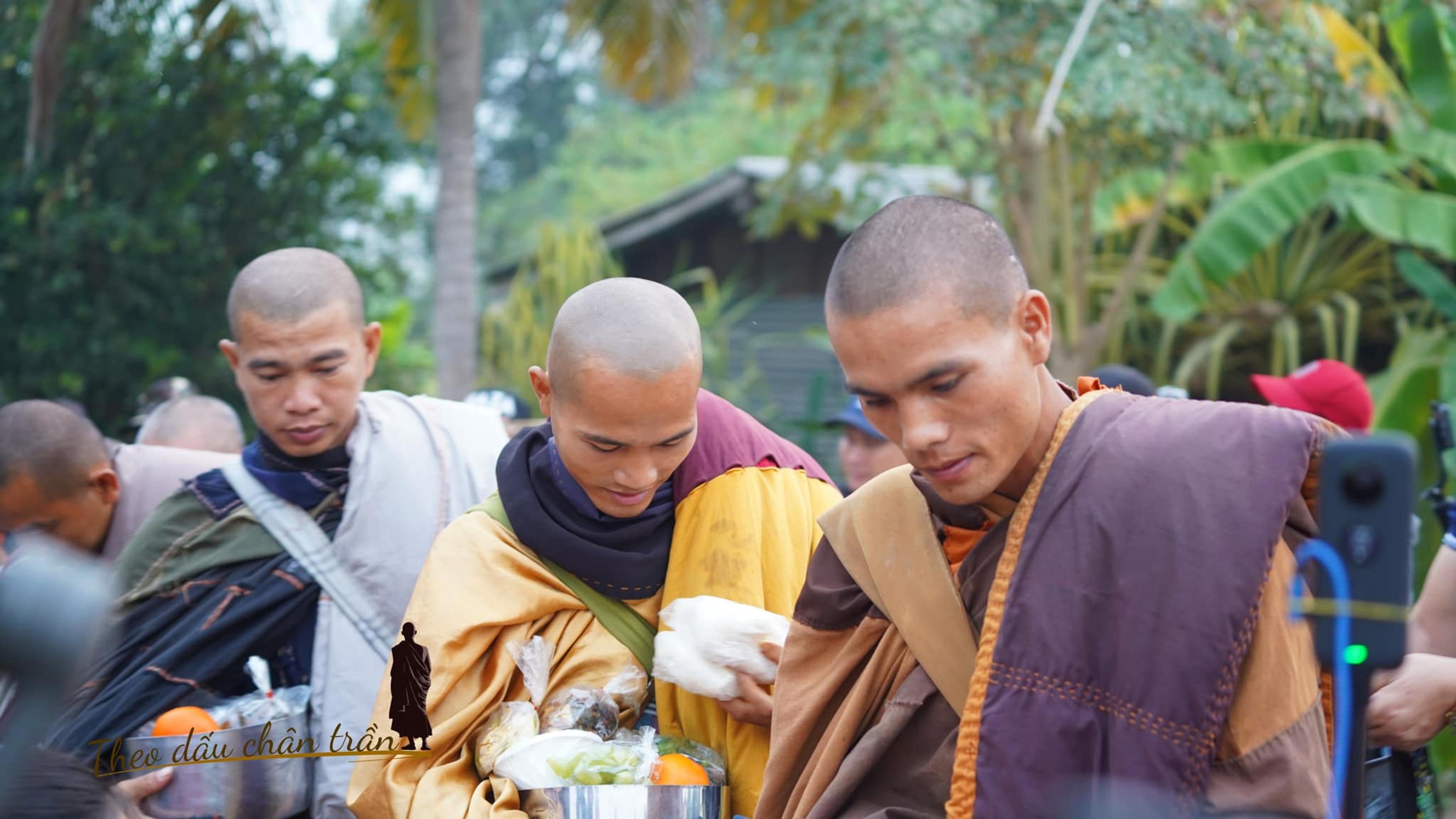 Sư Minh Tuệ và Đồng Tu