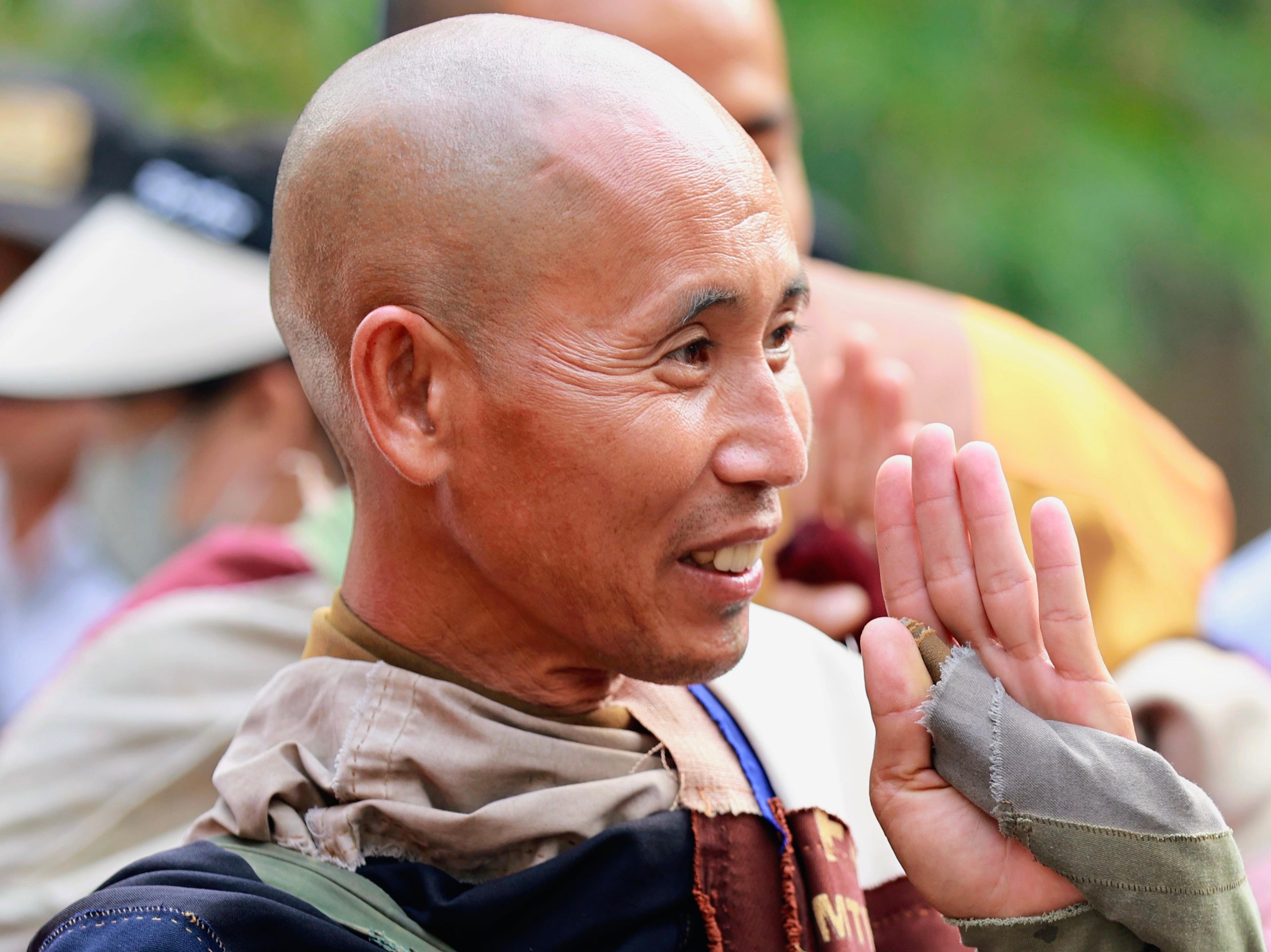 Sư Minh Tuệ và Đồng Tu