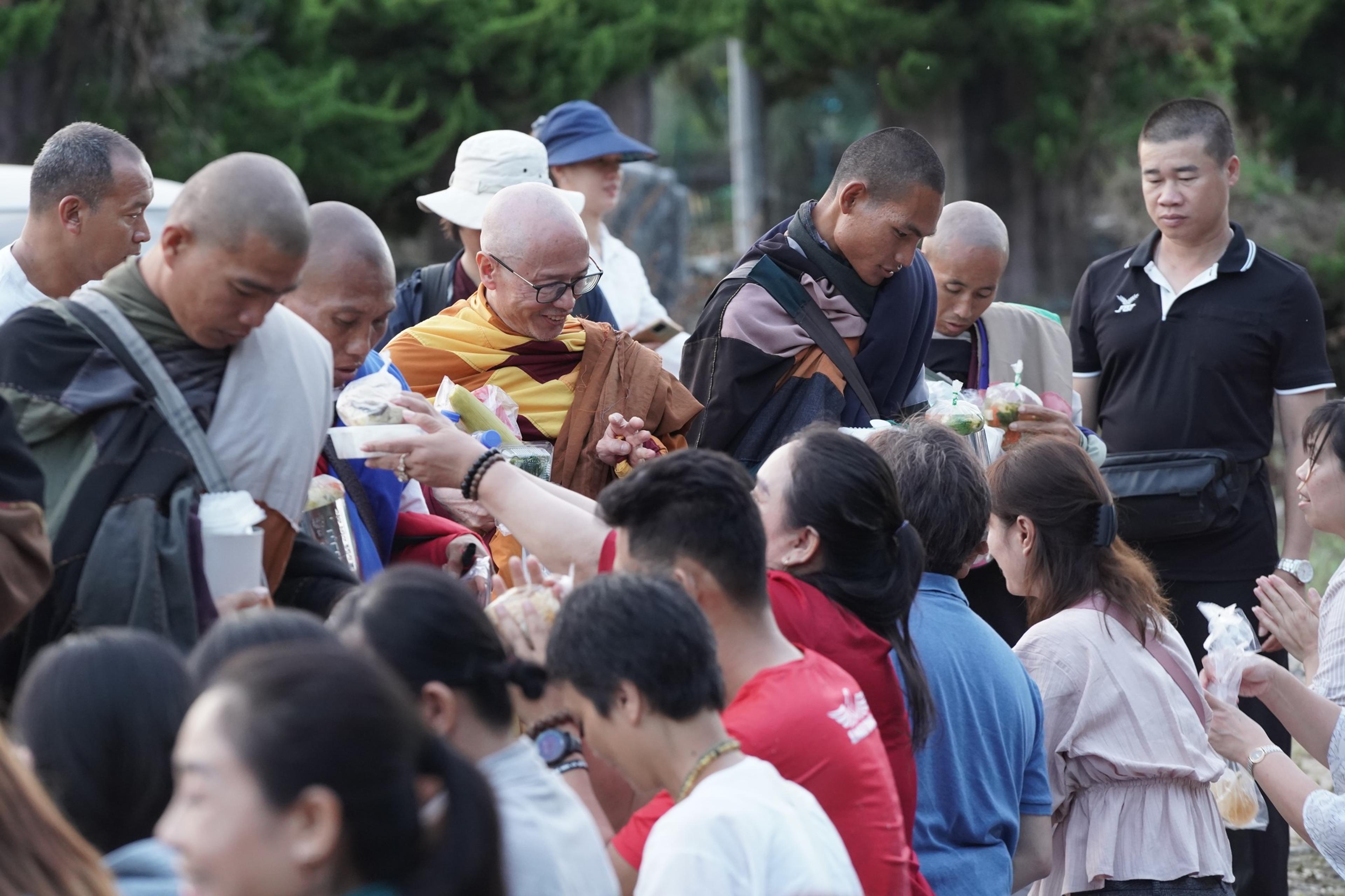 Sư Minh Tuệ và Đồng Tu