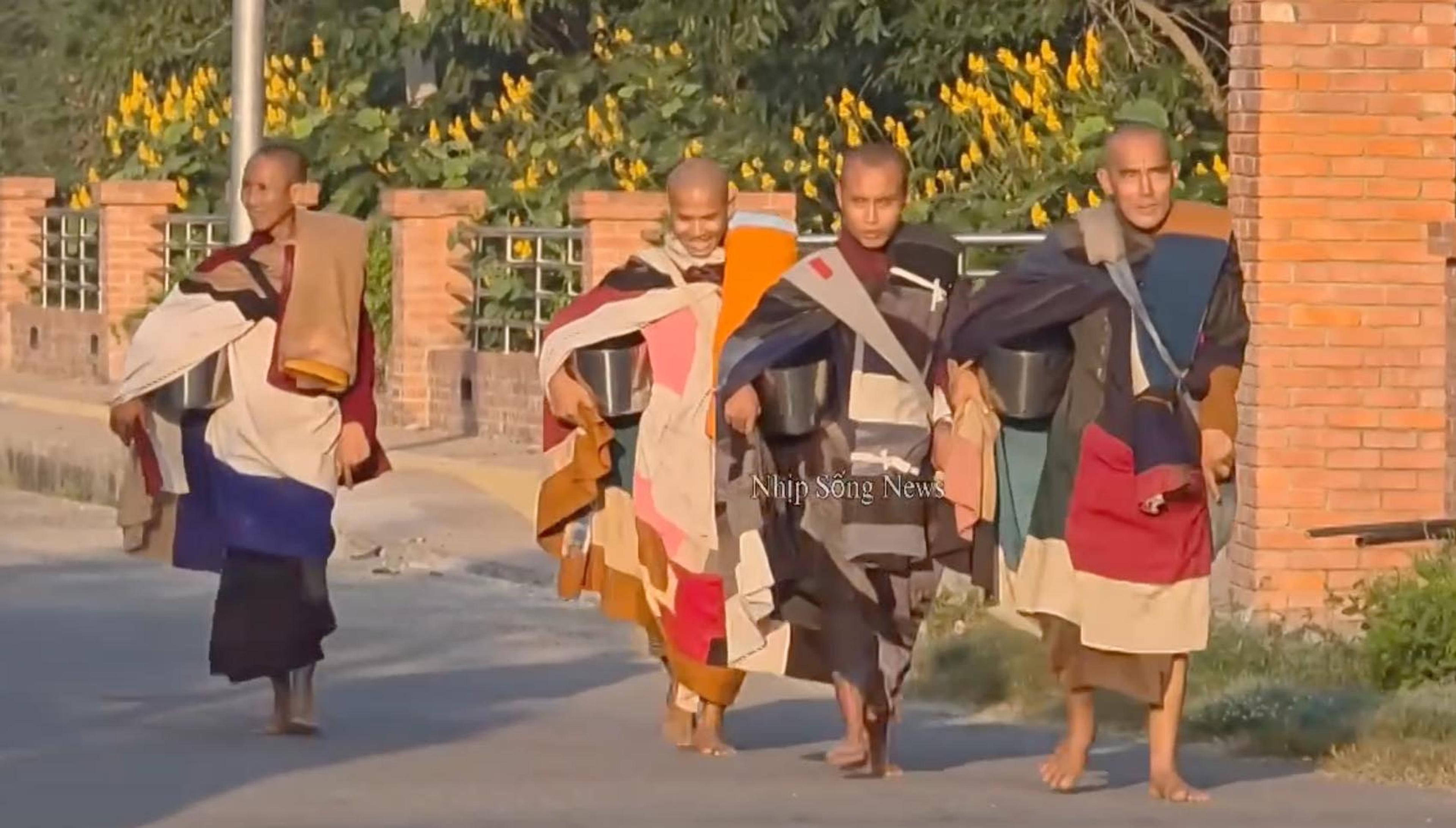 Sư Minh Tuệ và Đồng Tu