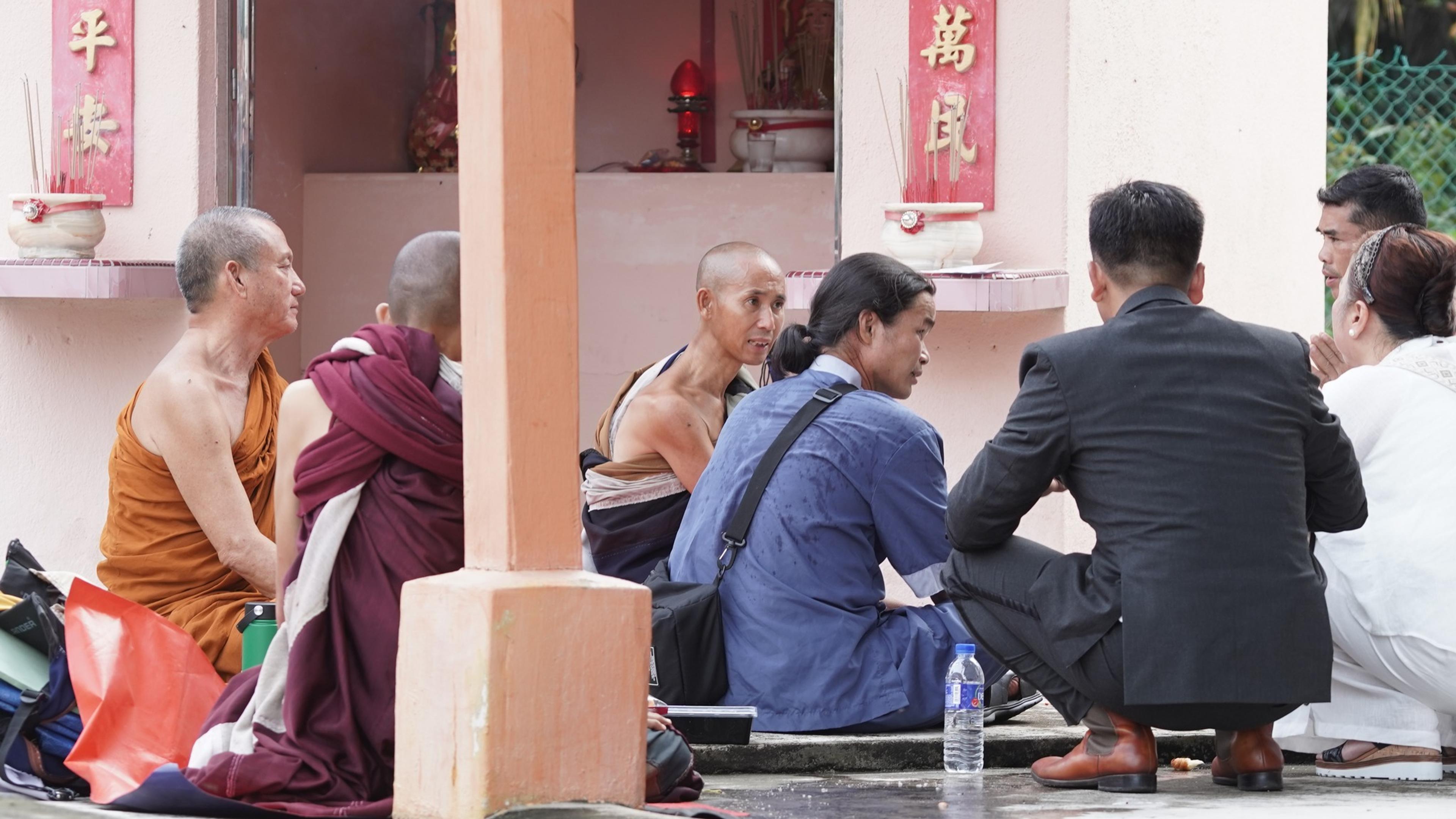 Sư Minh Tuệ và Đồng Tu