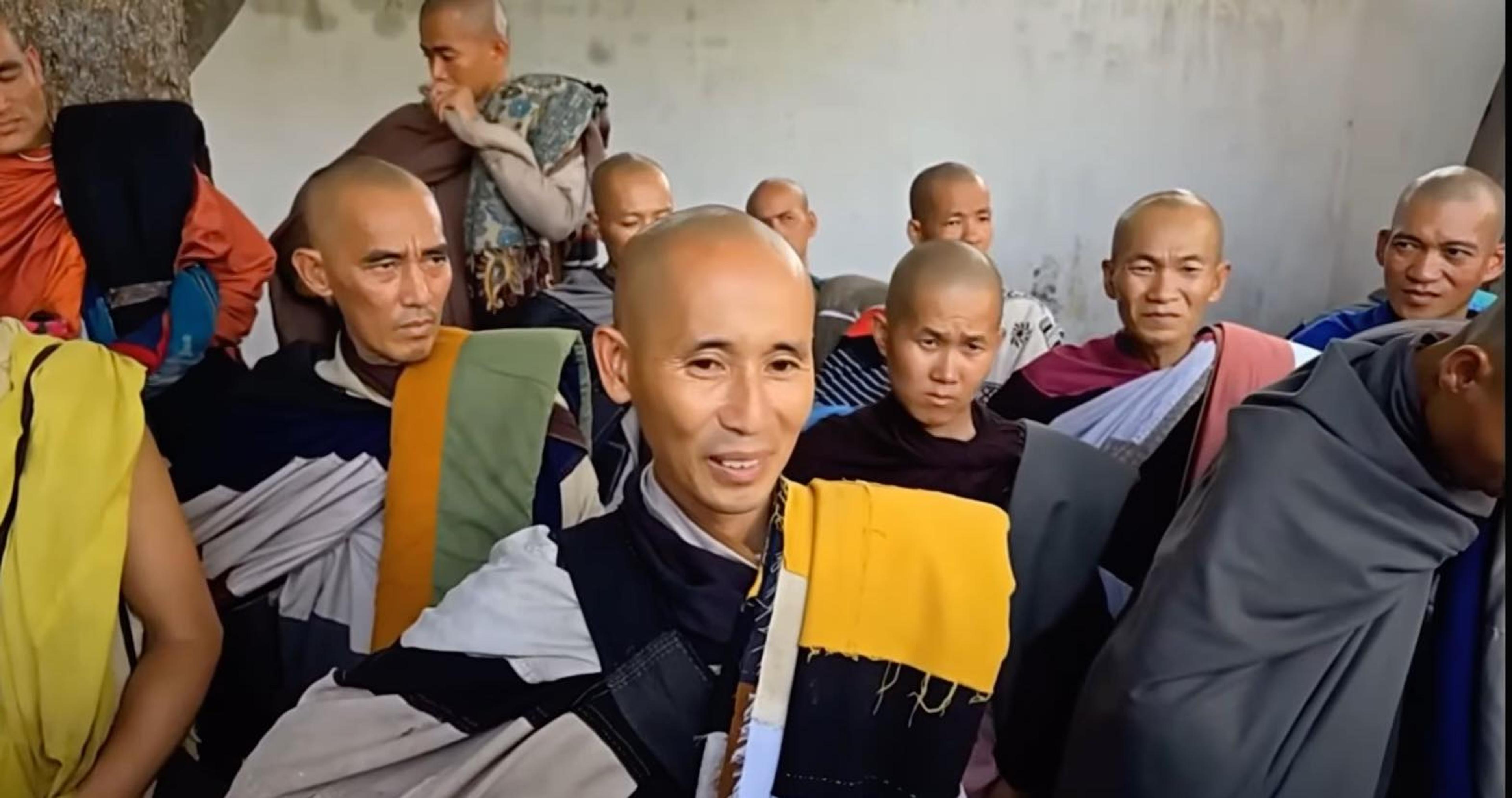 Sư Minh Tuệ và Đồng Tu