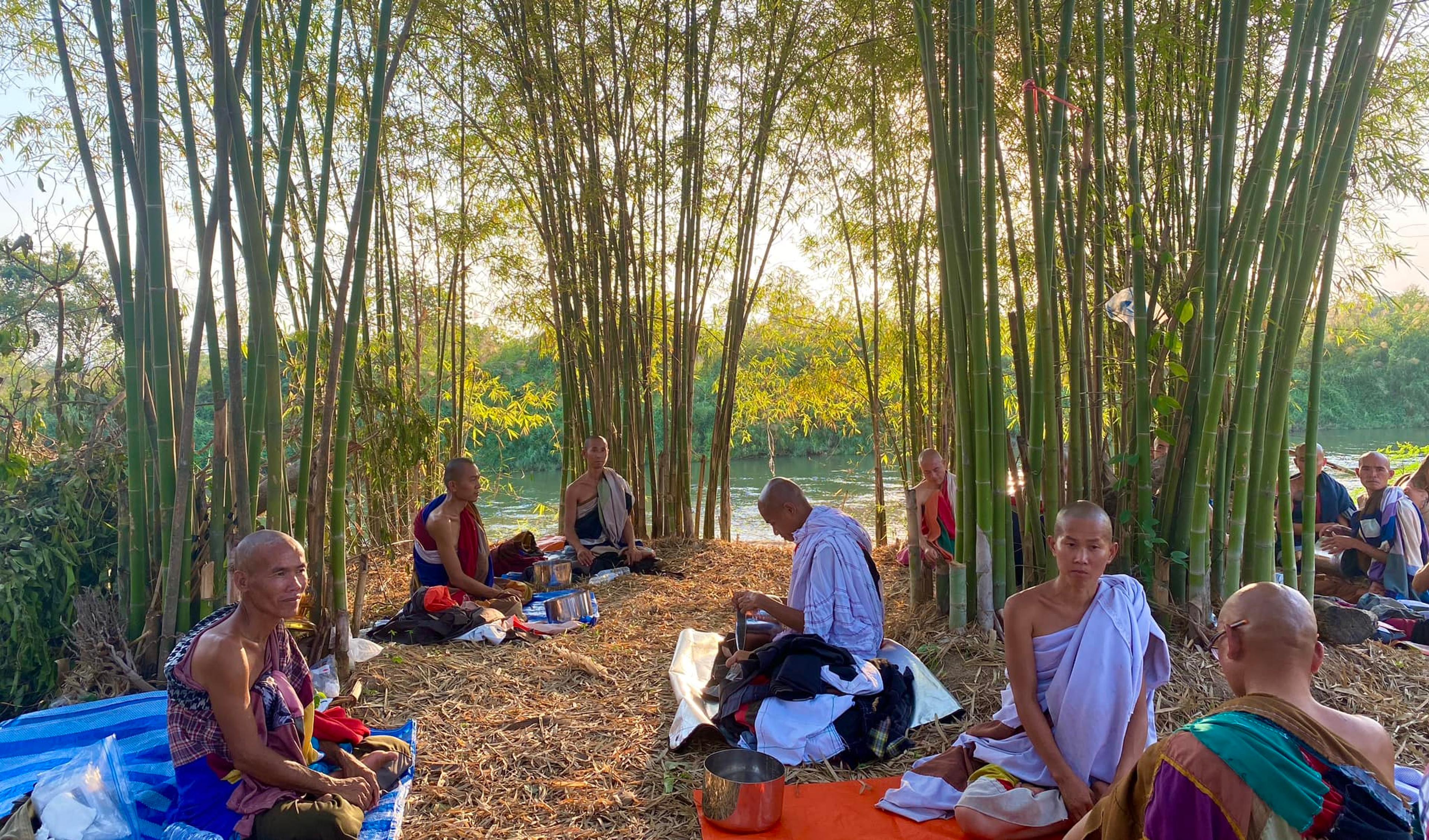 Sư Minh Tuệ và Đồng Tu