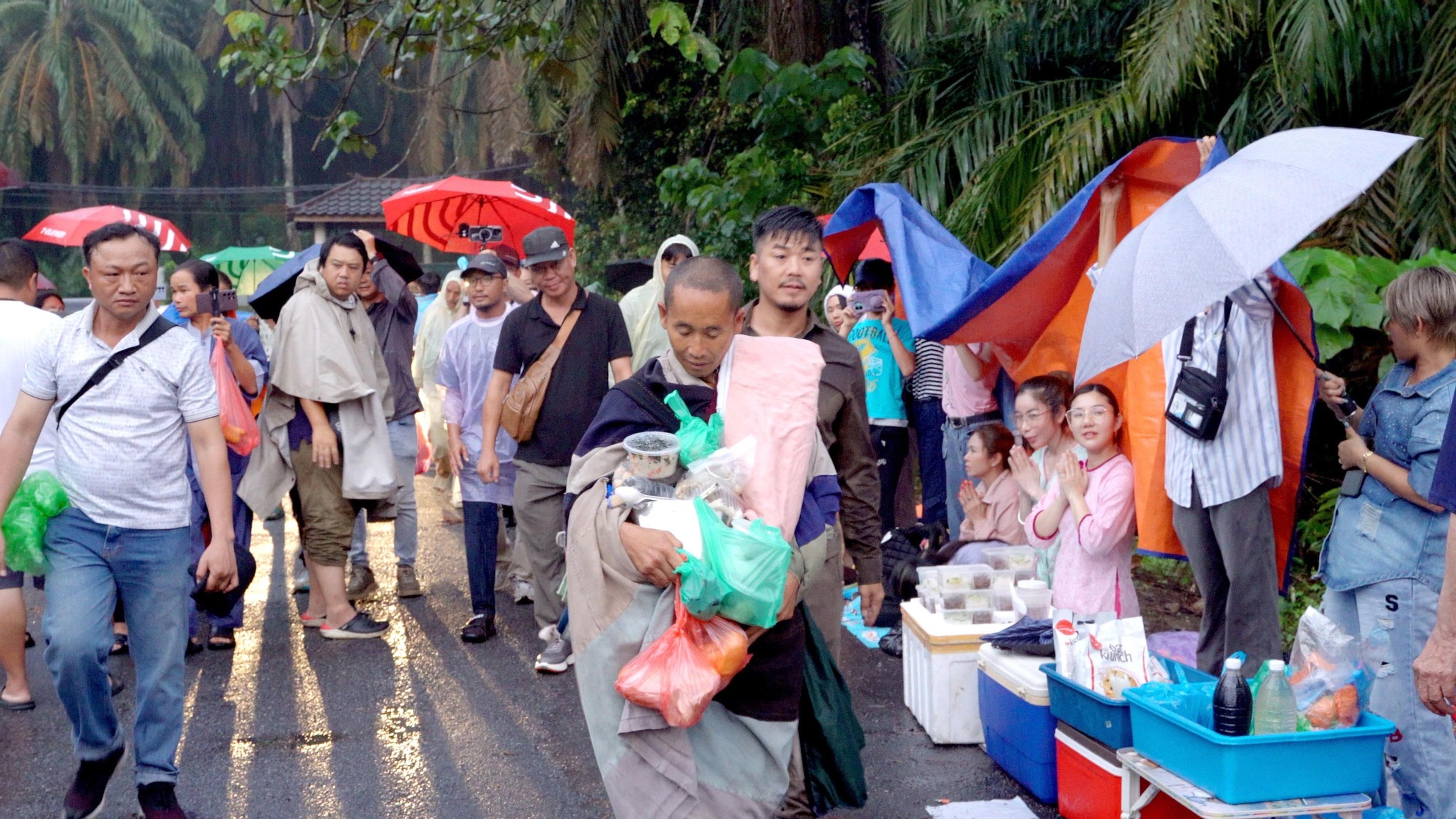 Sư Minh Tuệ và Đồng Tu