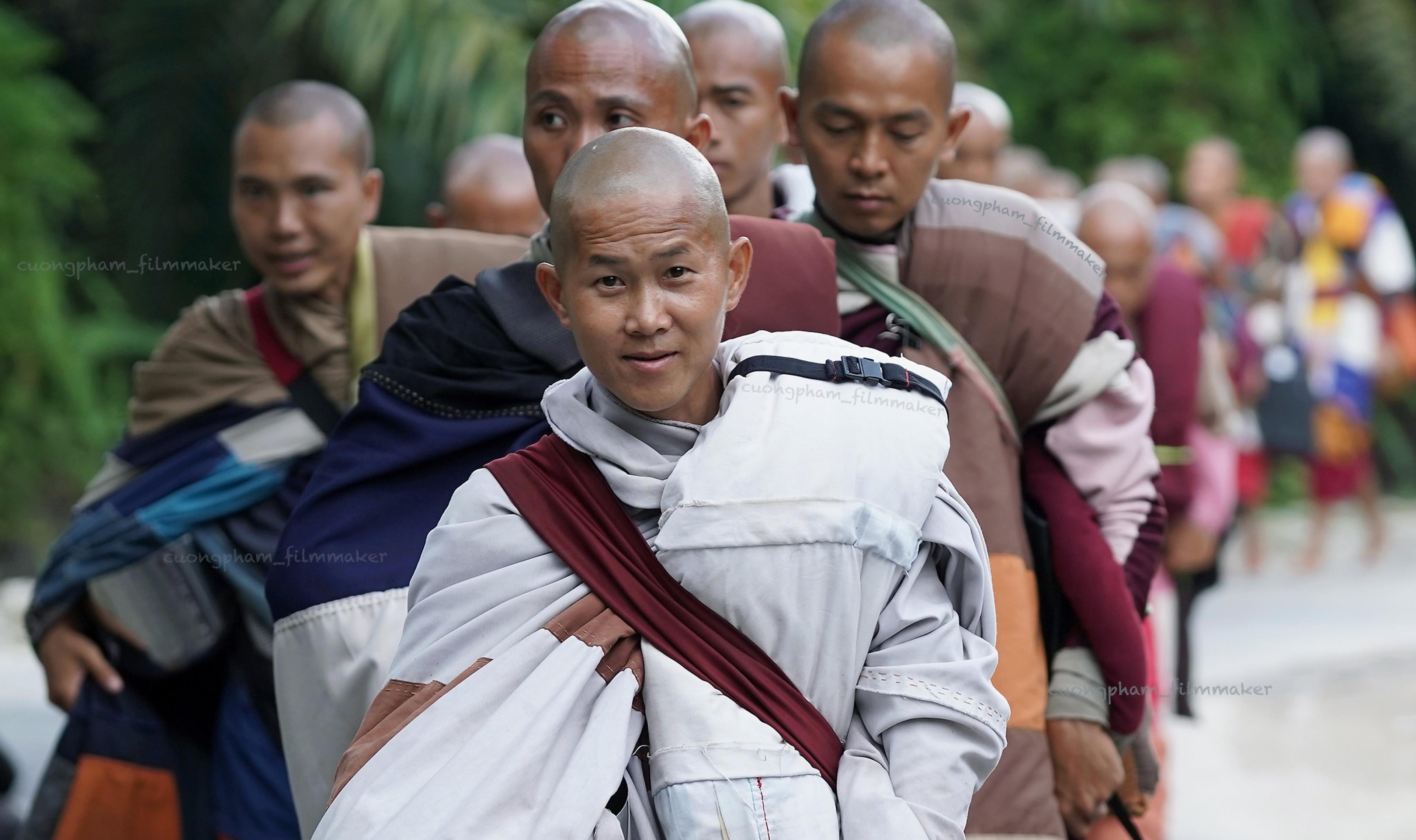 Sư Minh Tuệ và Đồng Tu