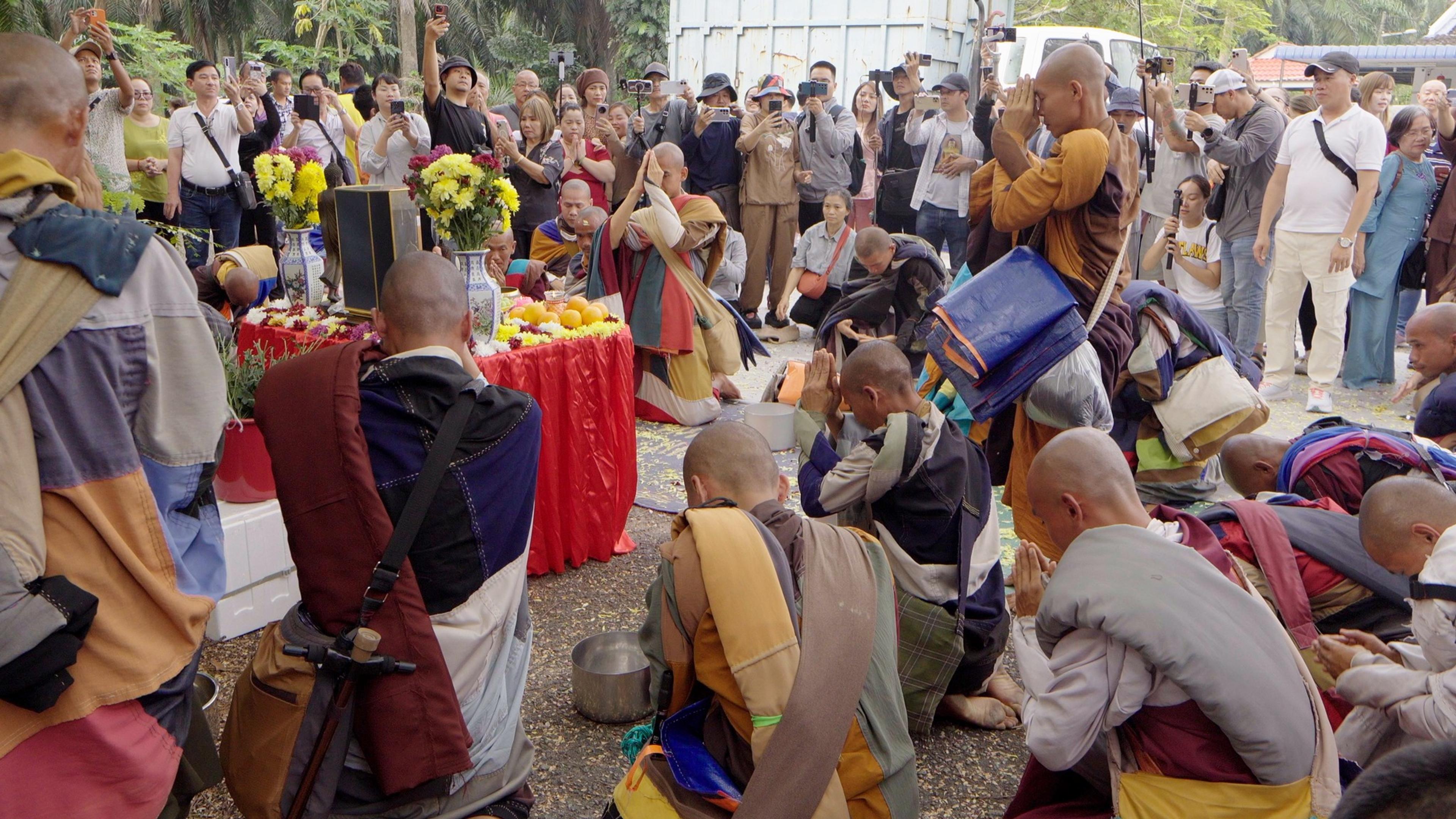 Sư Minh Tuệ và Đồng Tu