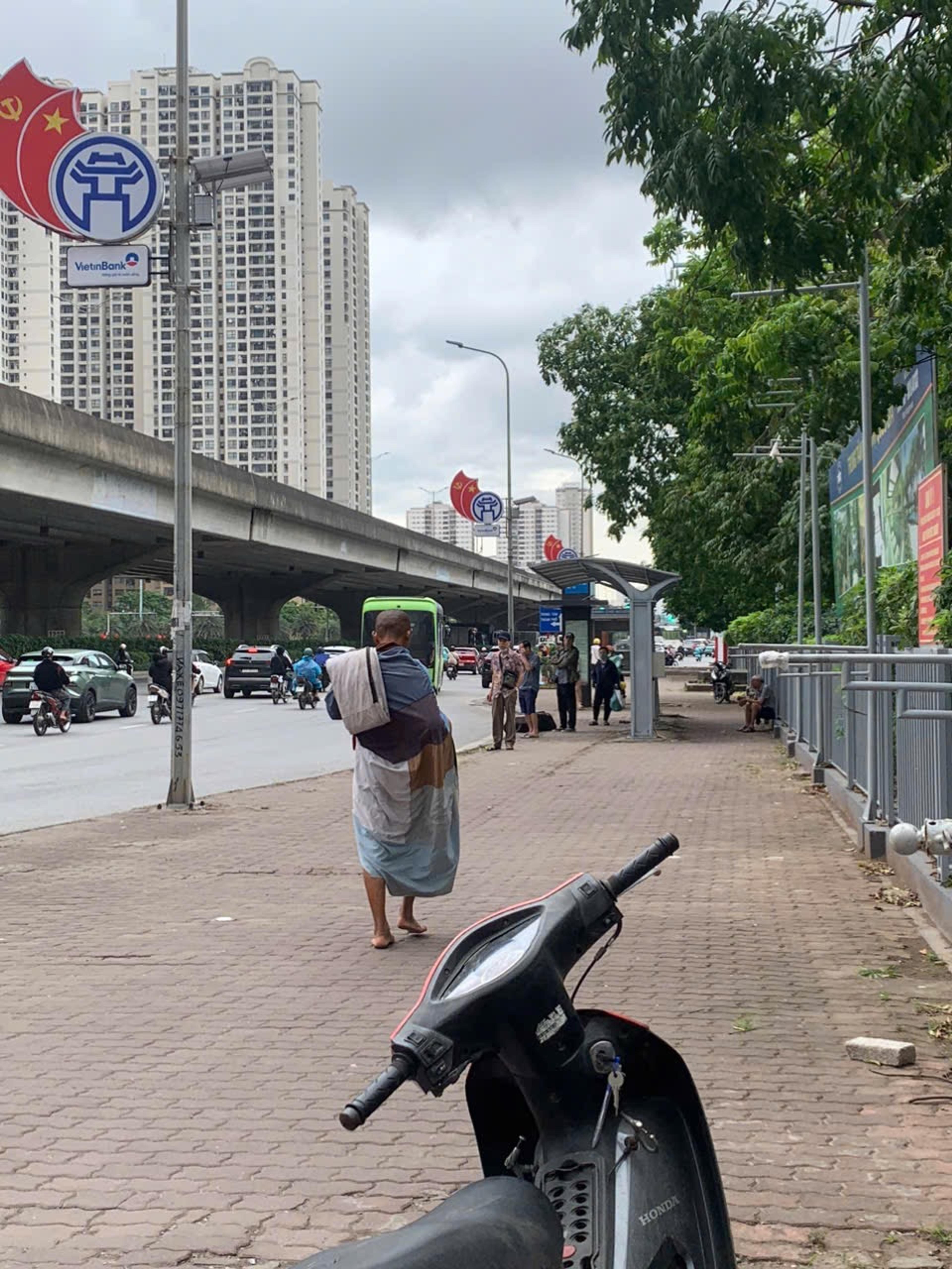 Sư Minh Tuệ và Đồng Tu