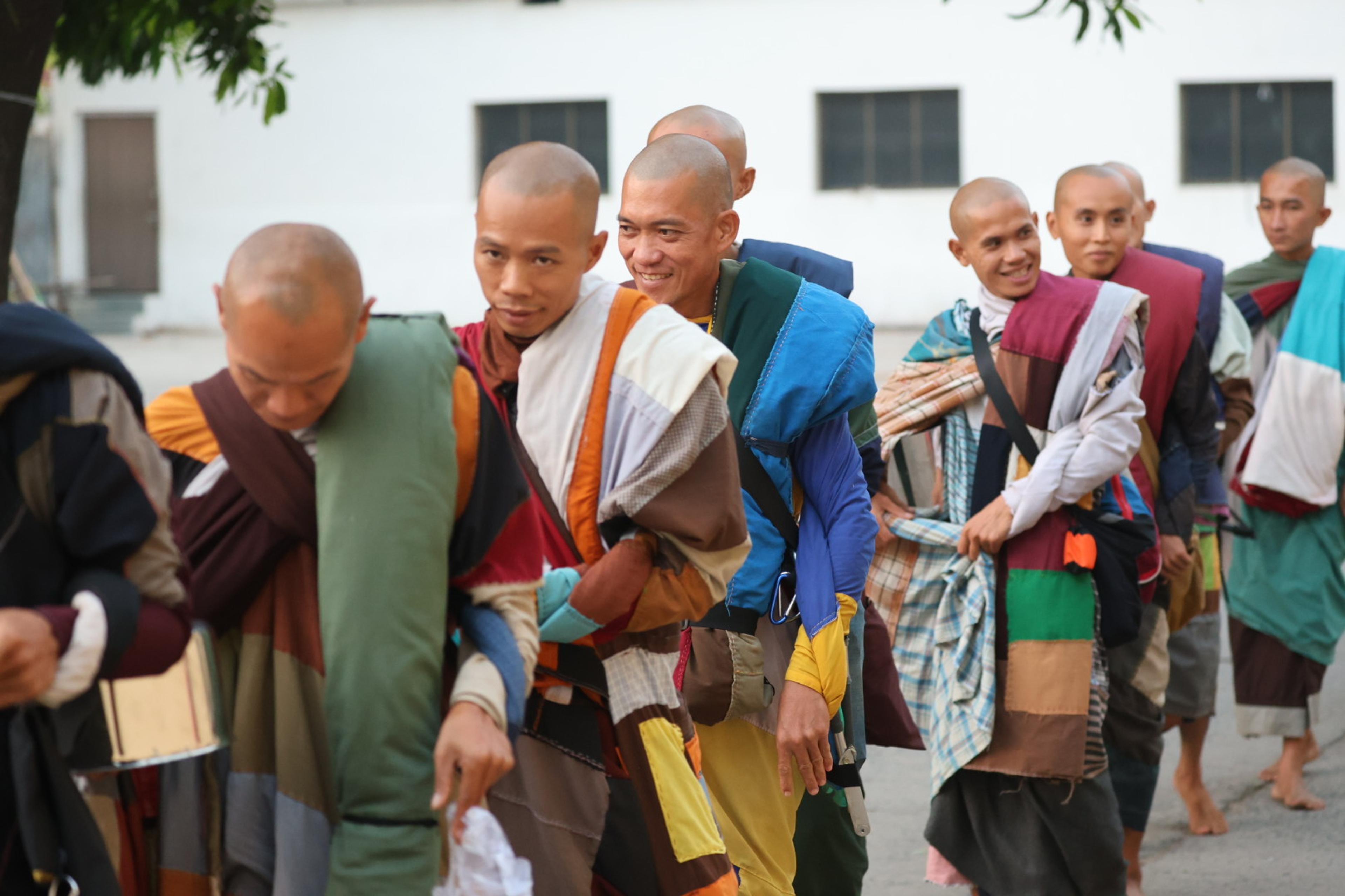 Sư Minh Tuệ và Đồng Tu (2)