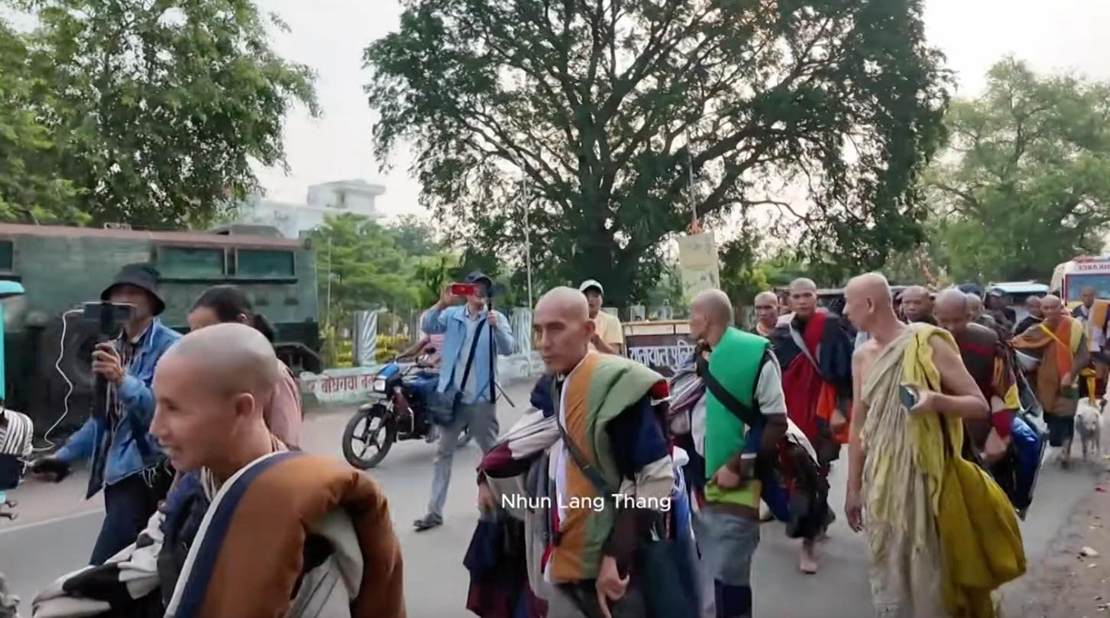 Sư Minh Tuệ và Đồng Tu