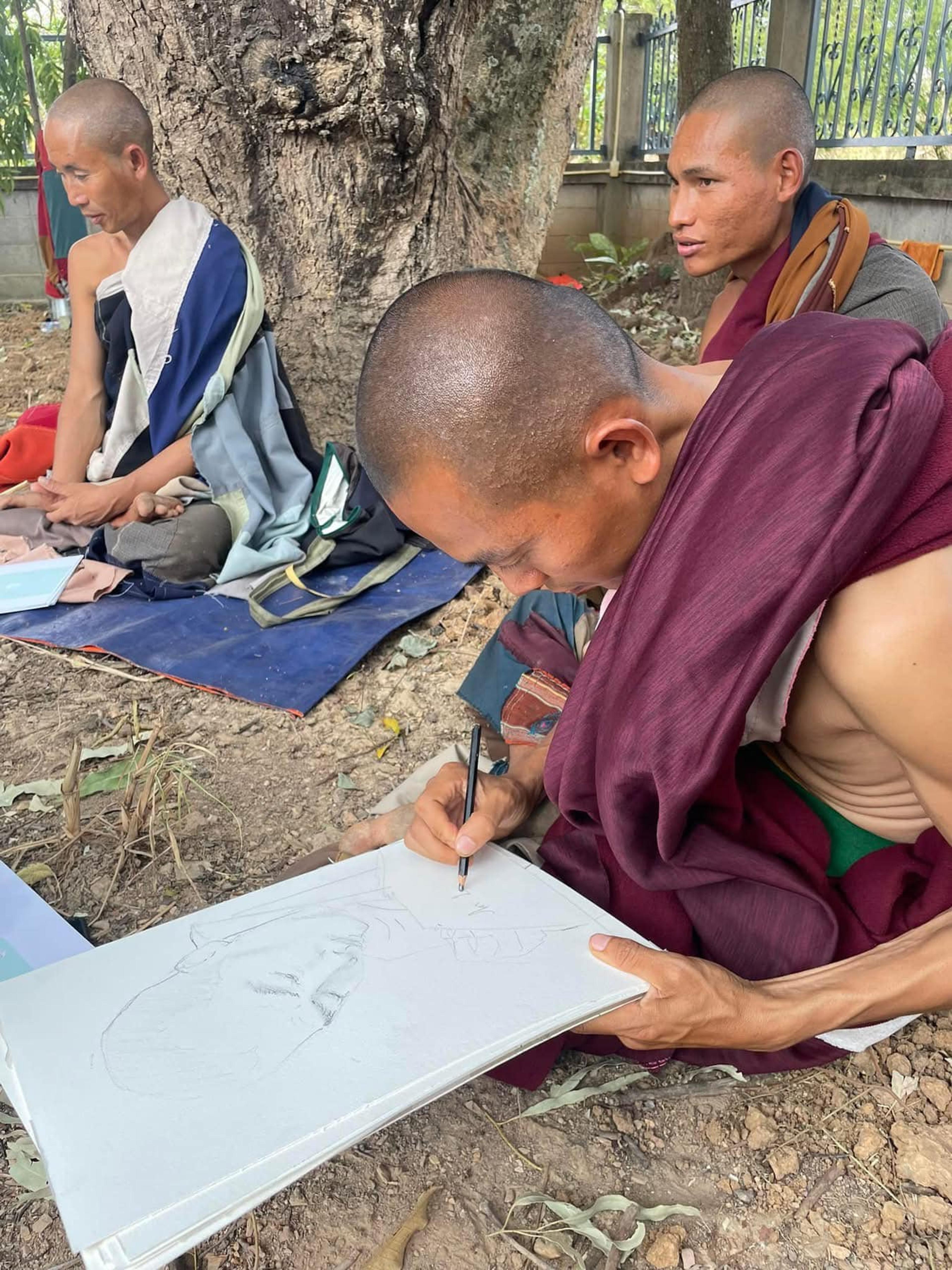 Sư Minh Tuệ và Đồng Tu