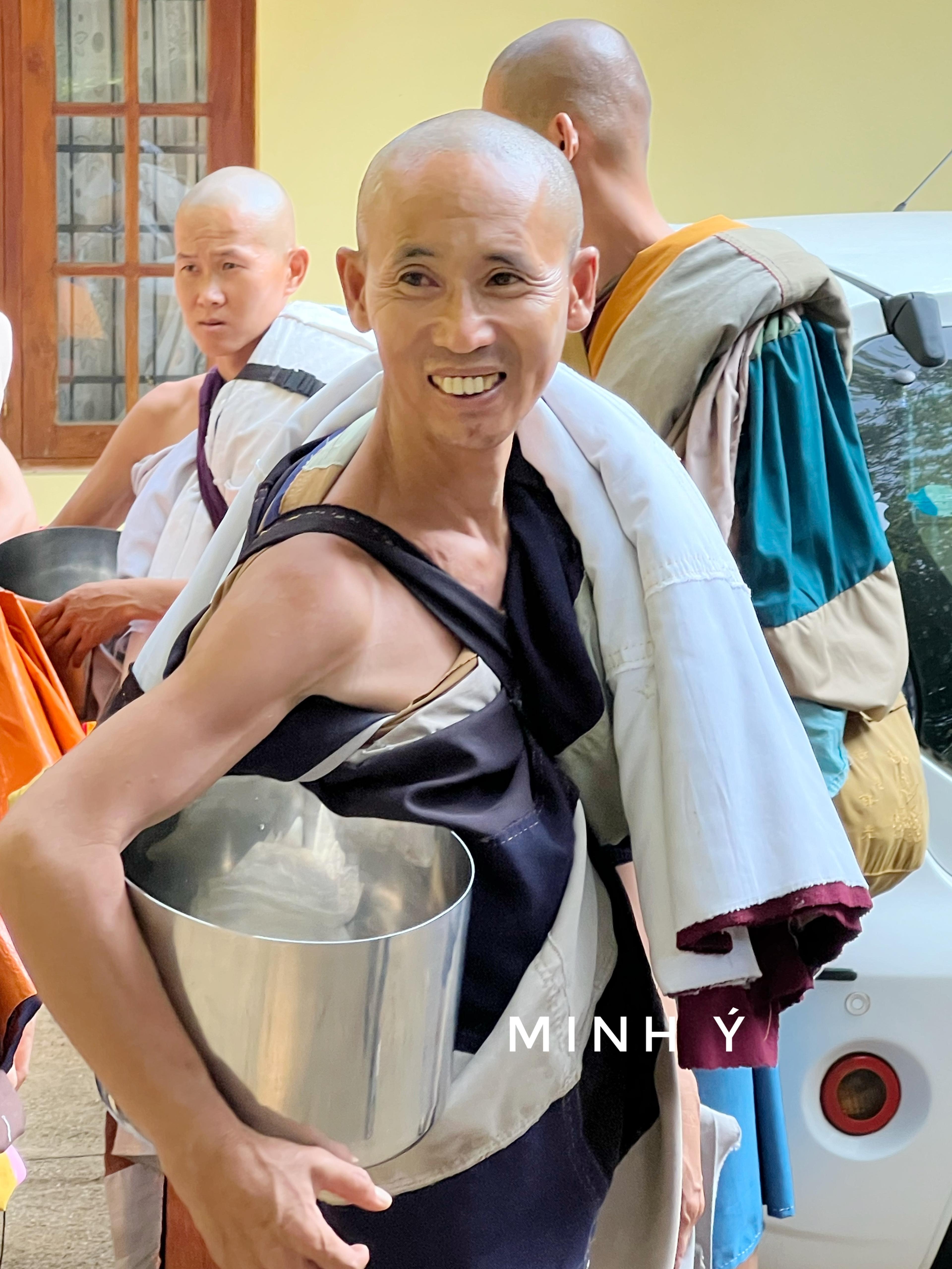 Sư Minh Tuệ và Đồng Tu
