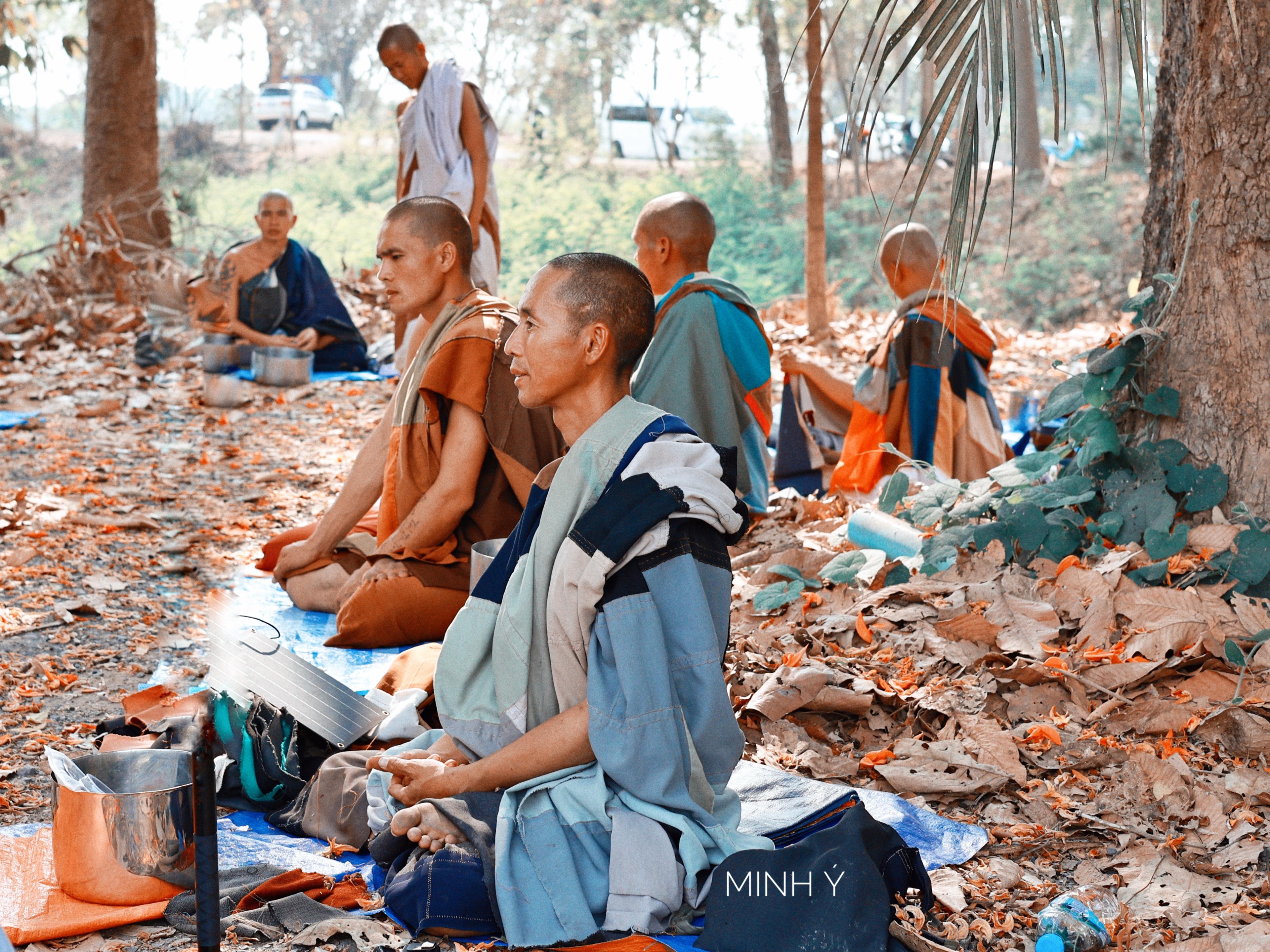 Sư Minh Tuệ và Đồng Tu