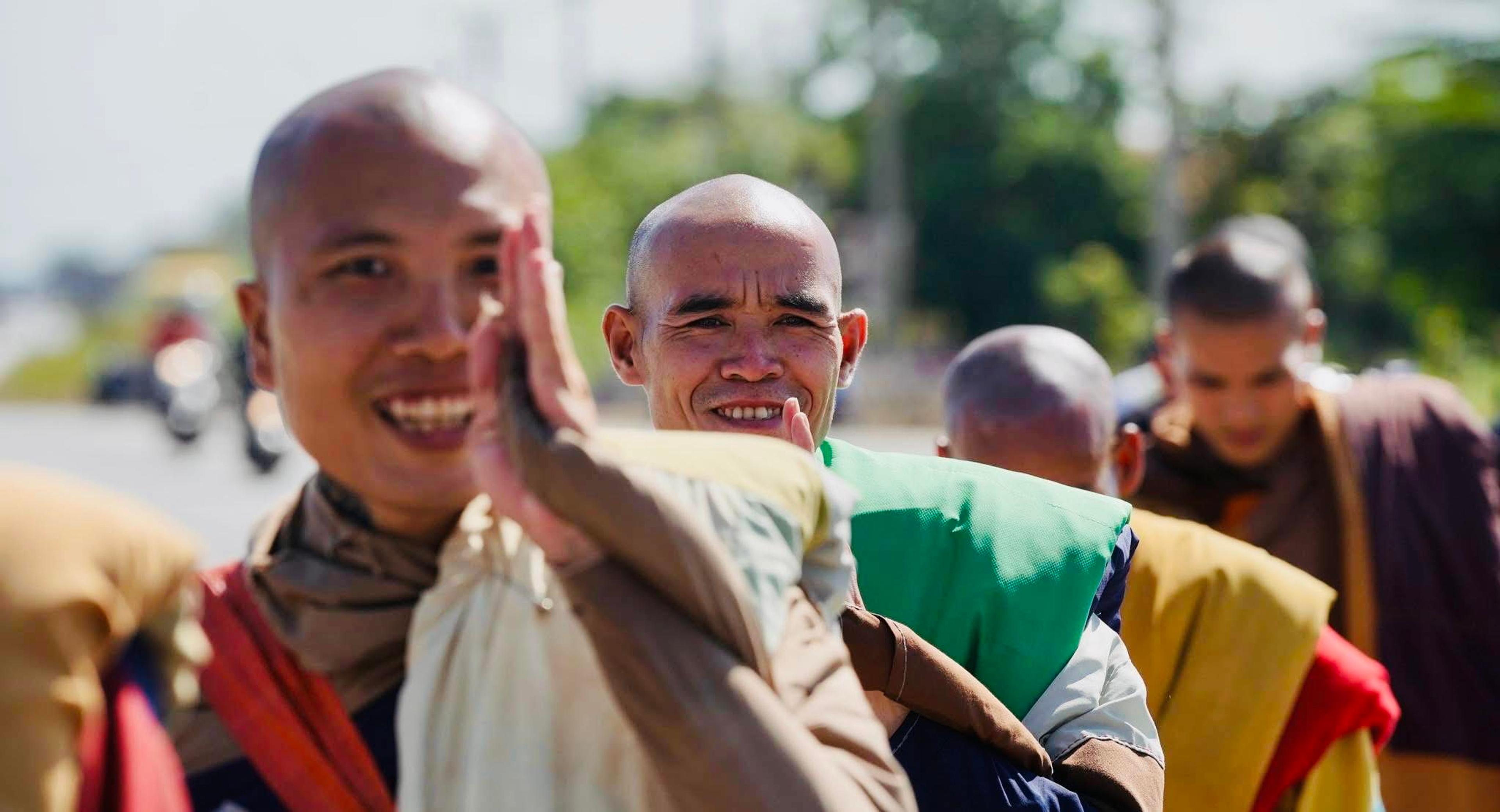 Sư Minh Tuệ và Đồng Tu