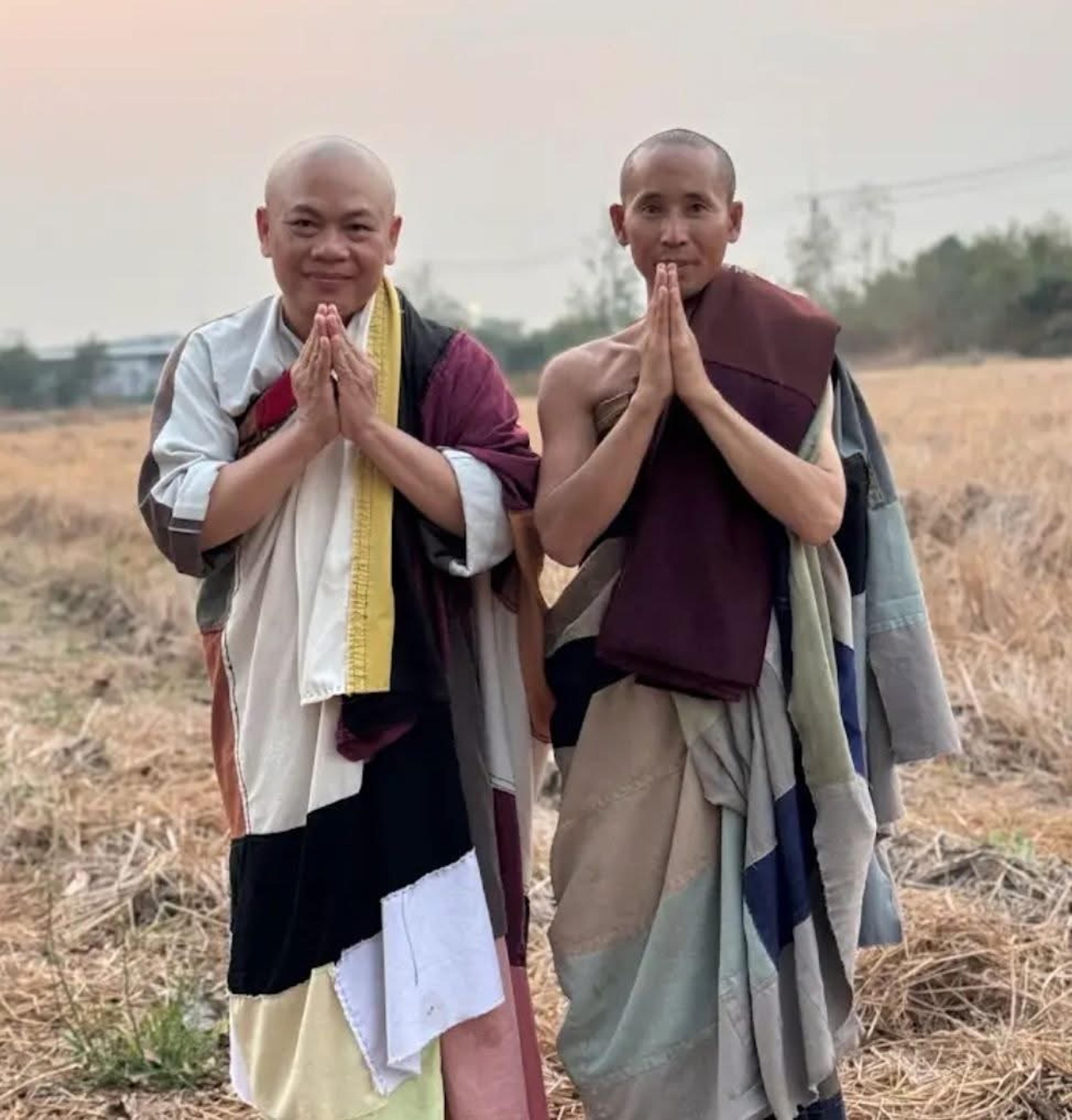 Hai Vị Sư Chắp Tay Niệm Phật