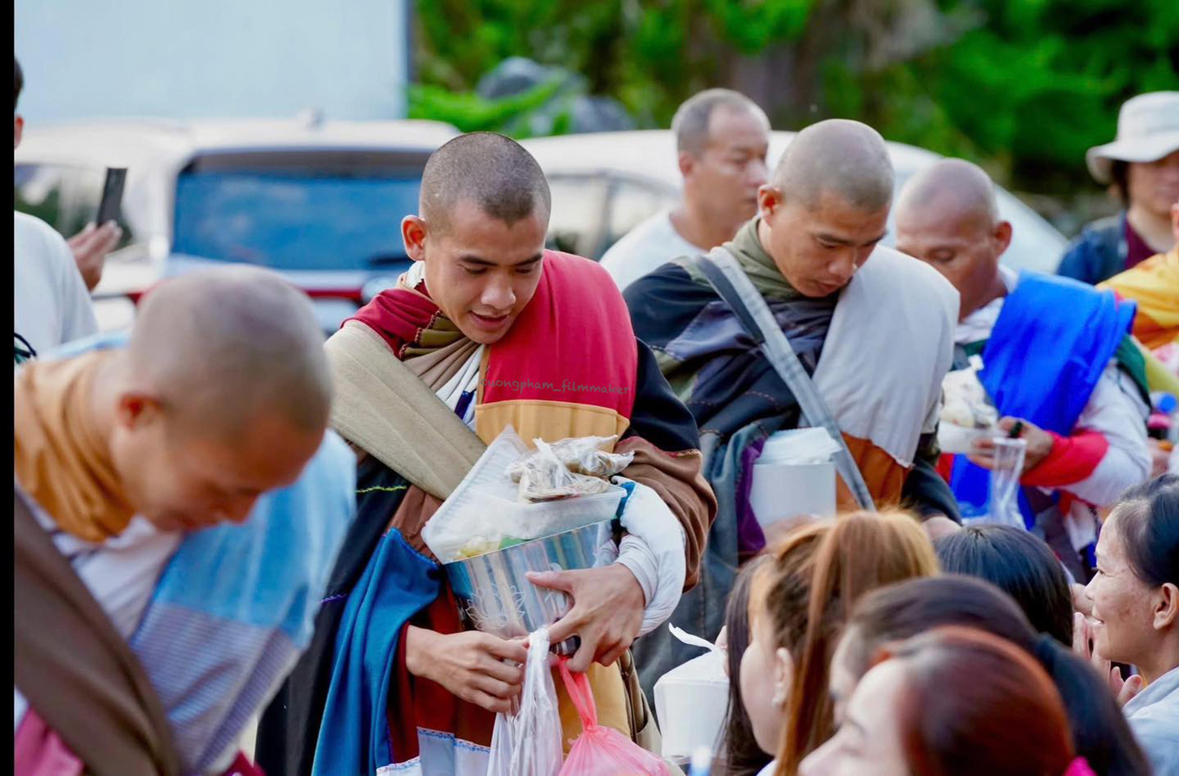 Sư Minh Tuệ và Đồng Tu