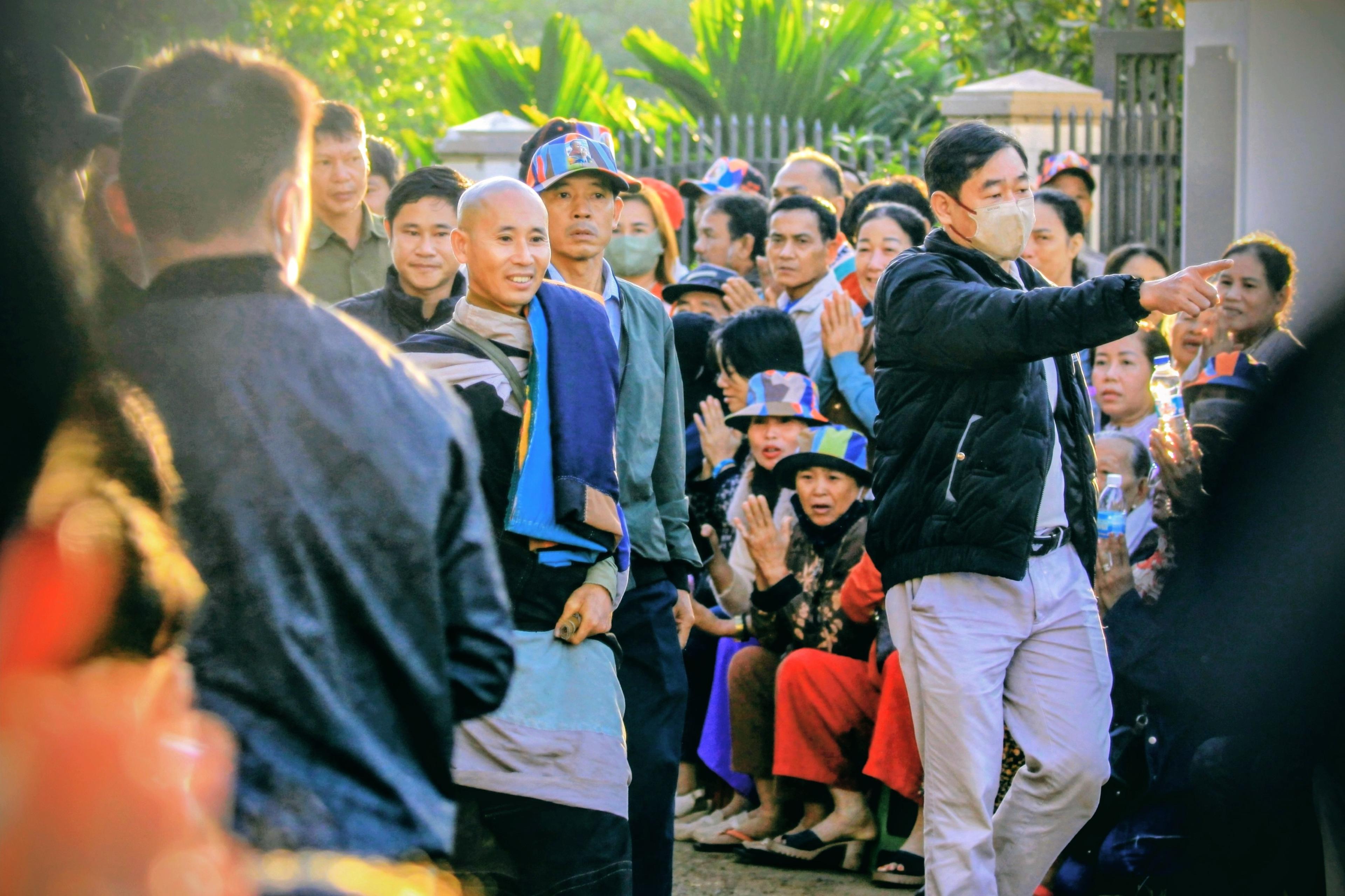 Sư Minh Tuệ và Đồng Tu