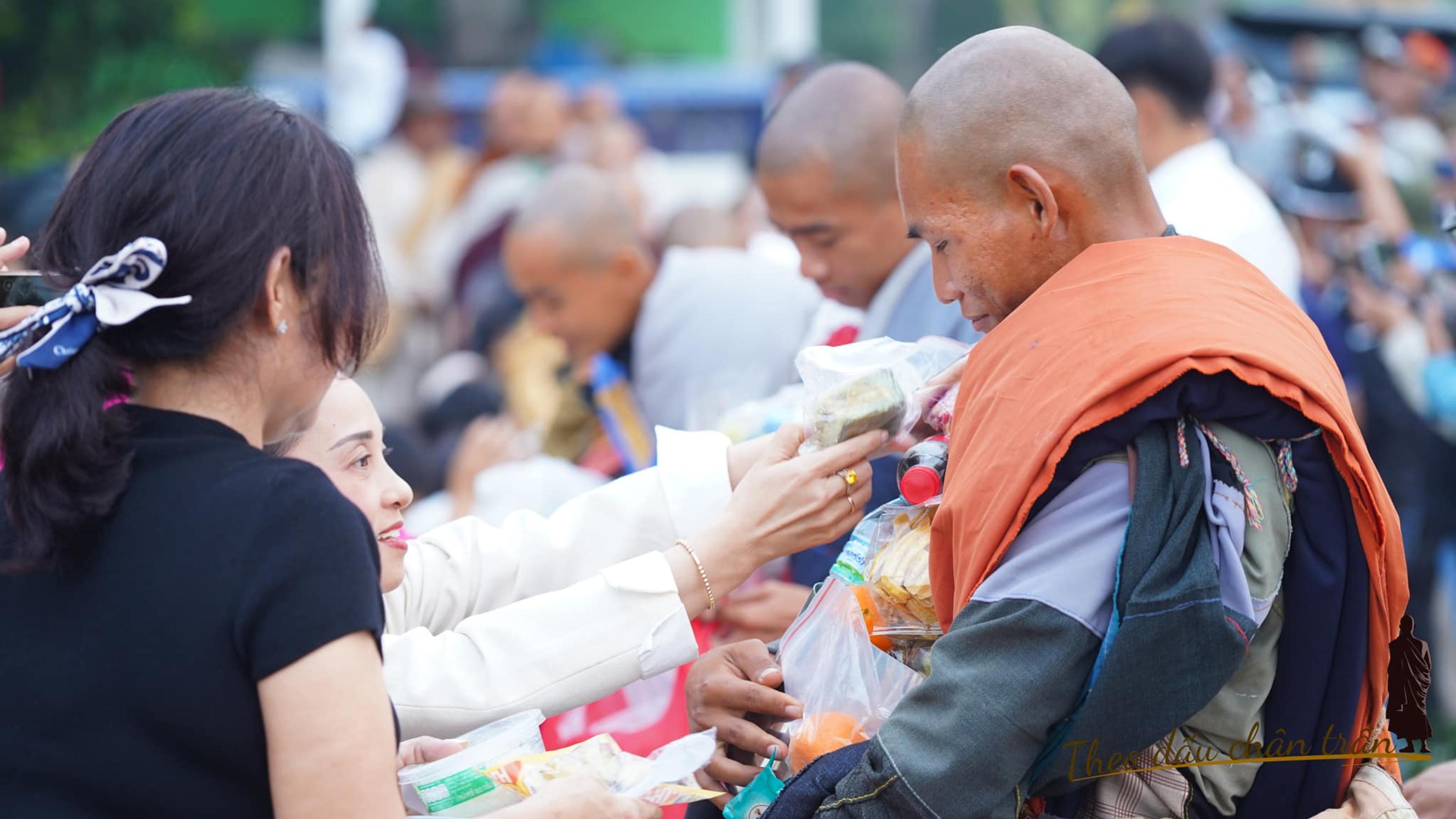Sư Minh Tuệ và Đồng Tu