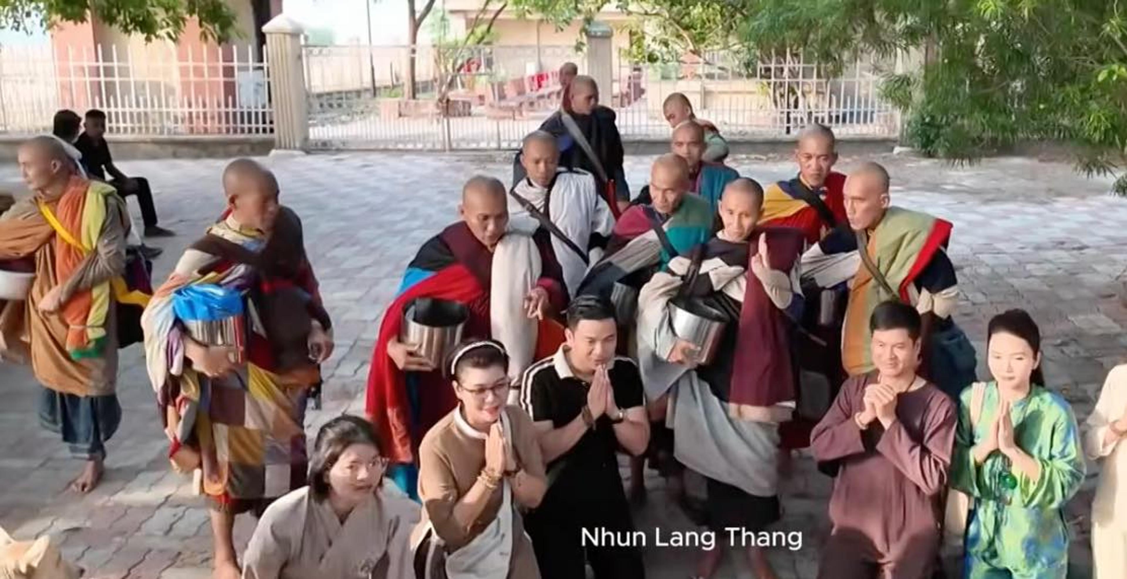 Sư Minh Tuệ và Đồng Tu