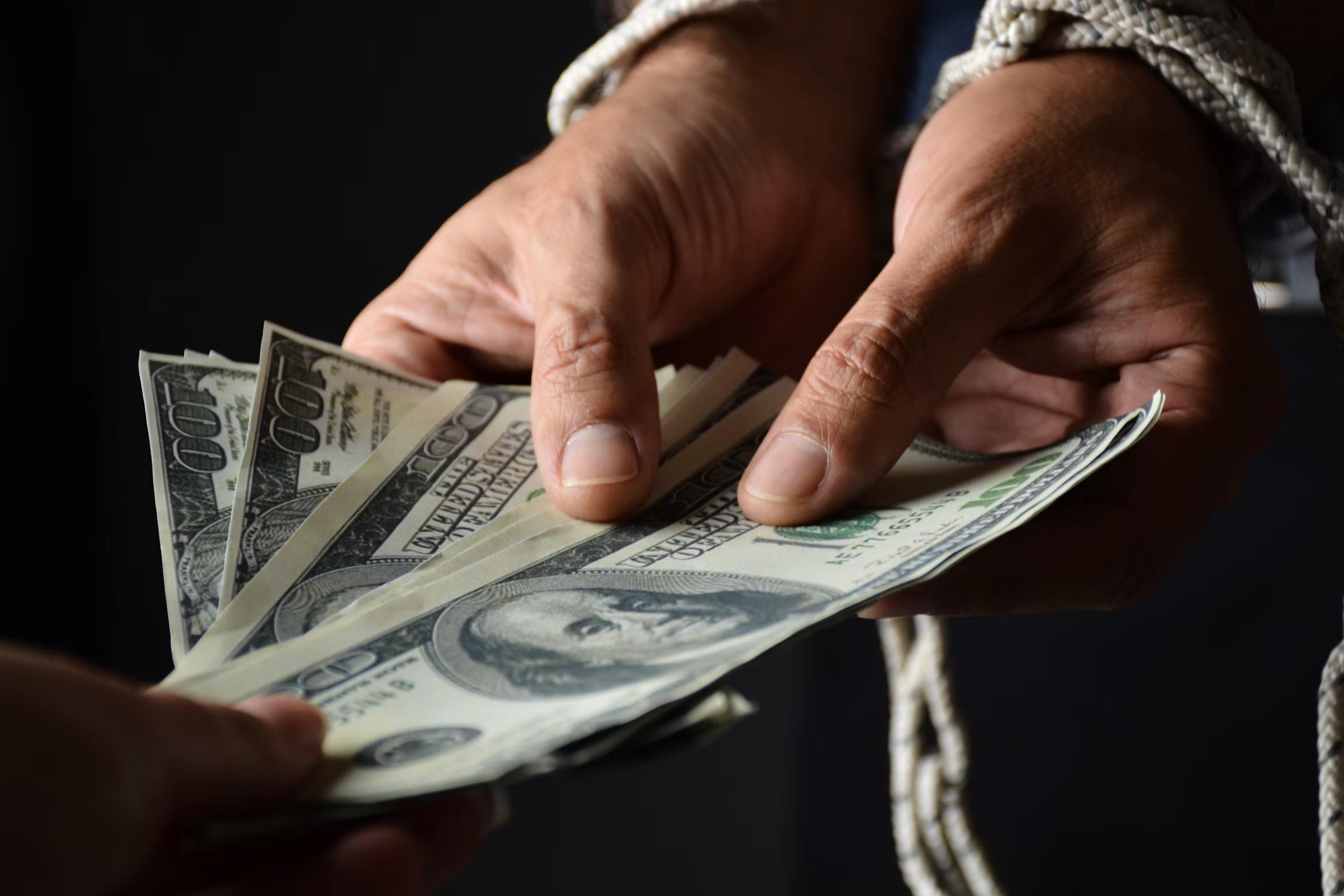 Les cadeaux des patrons suisses à Donald Trump constituent-ils une manœuvre de corruption?