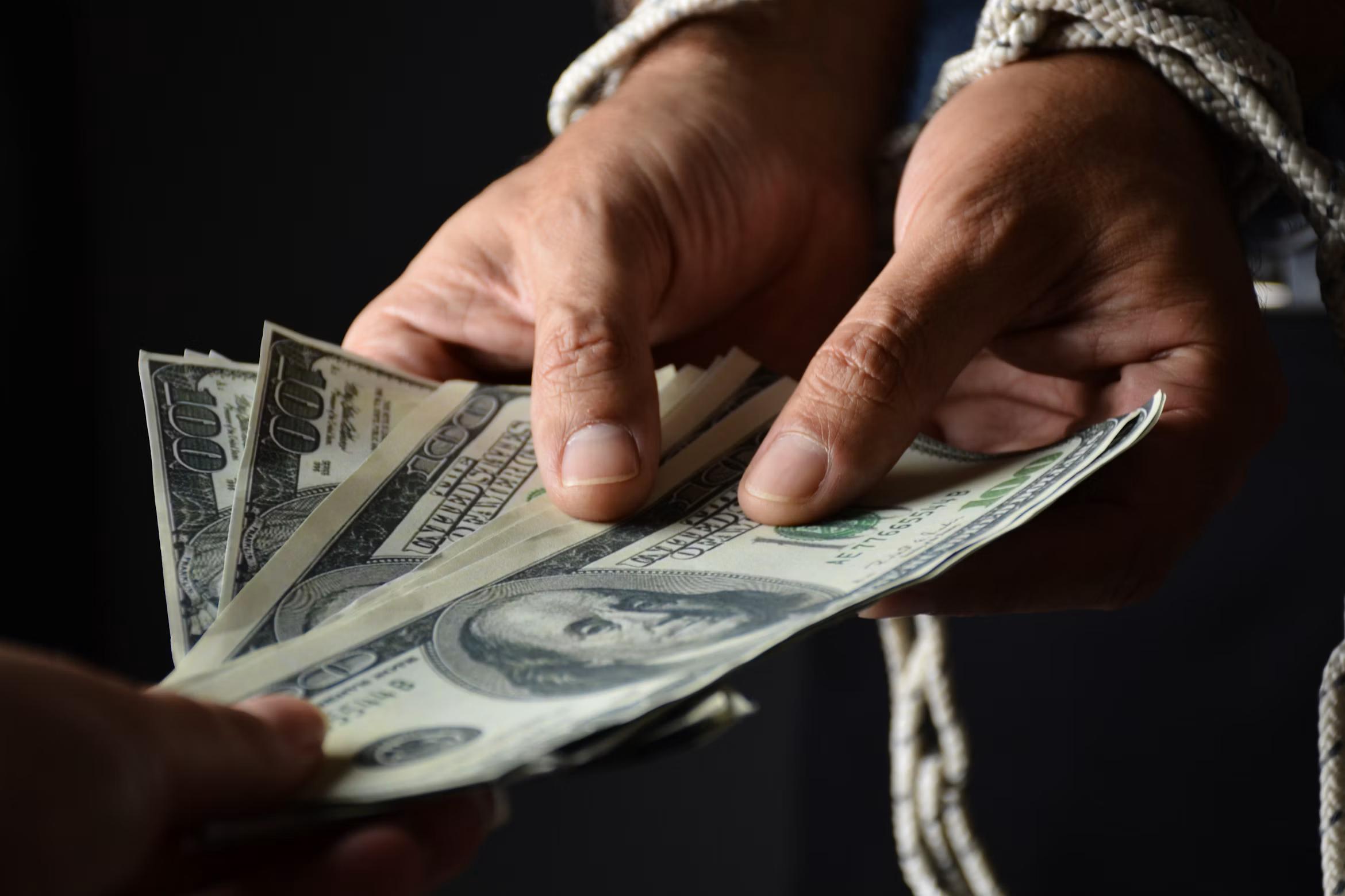 Les cadeaux des patrons suisses à Donald Trump constituent-ils une manœuvre de corruption?
