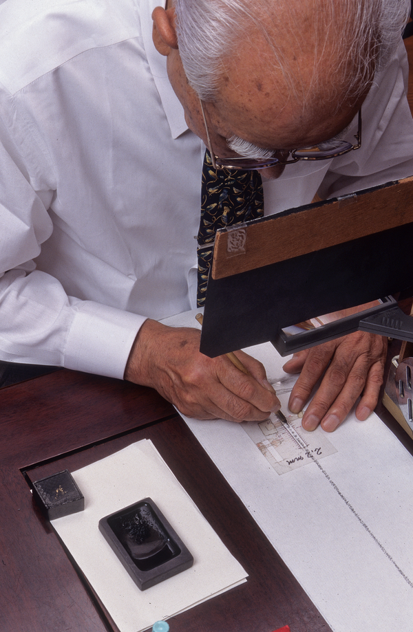 Iwasaki brushing the Heart Sutra in sumi ink (Photo: Kenichi Arakawa)