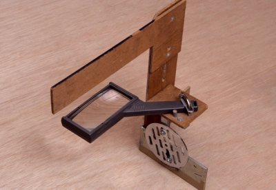 Magnifying glass holder (Photo: Kenichi Arakawa)