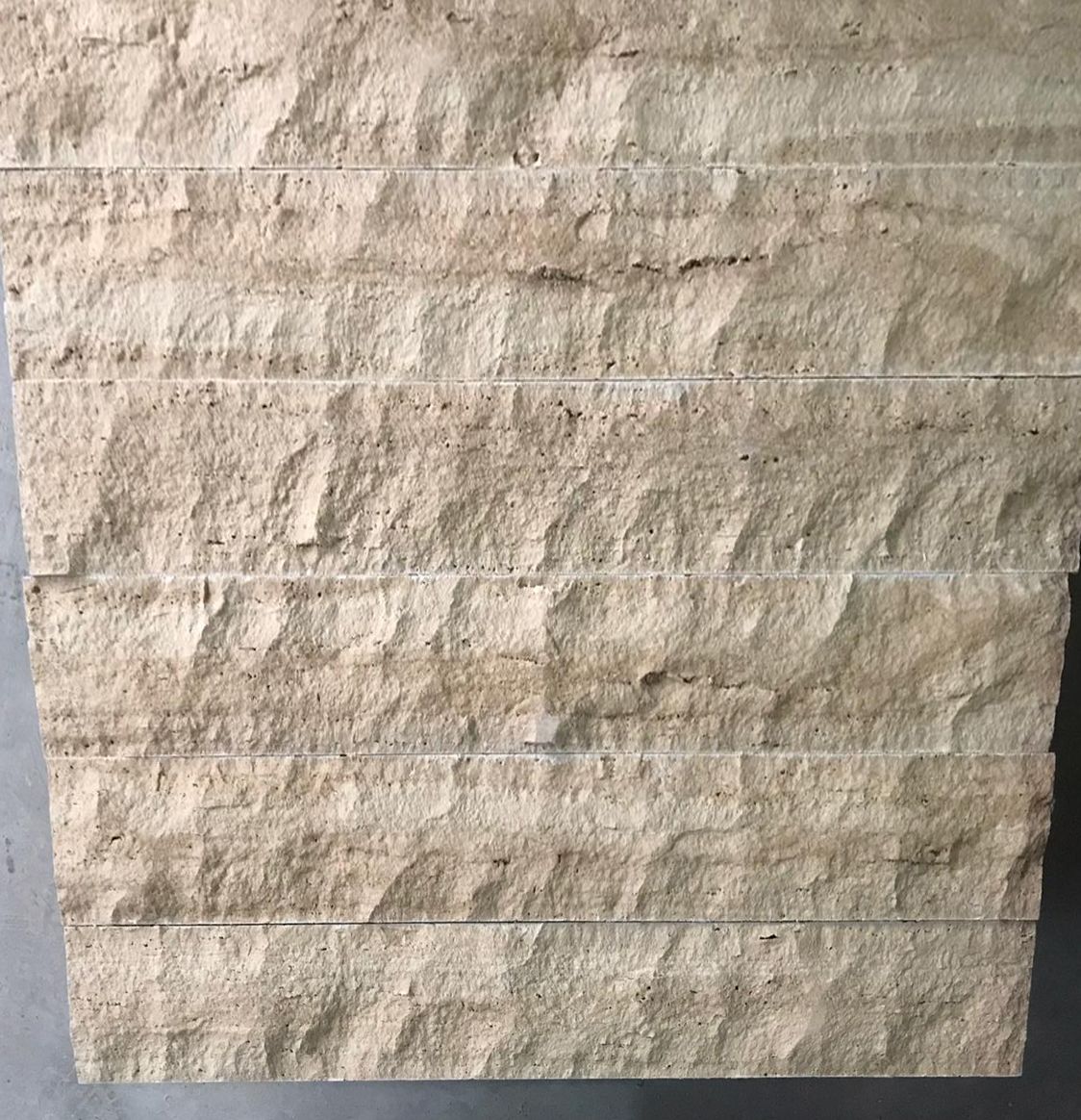 Light Traverten patlatma yüzey panel yakın çekim, doku detayı