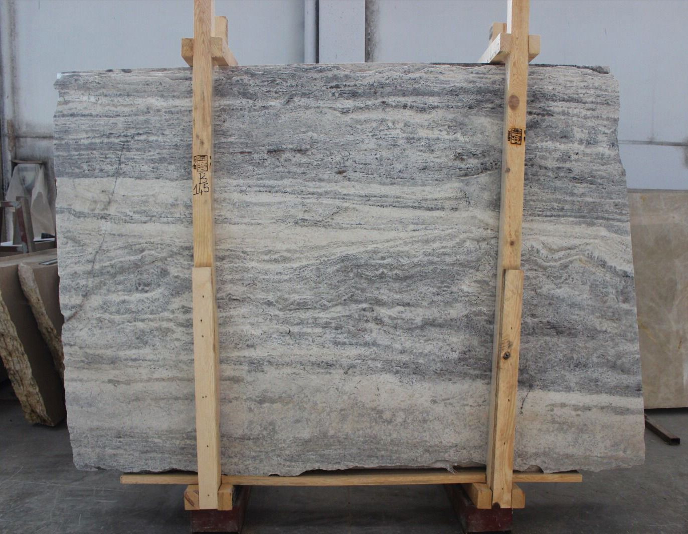 Silver Traverten fabrika plakası, ahşap sehpa üzerinde