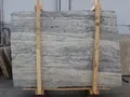 Silver Traverten fabrika plakası, ahşap sehpa üzerinde