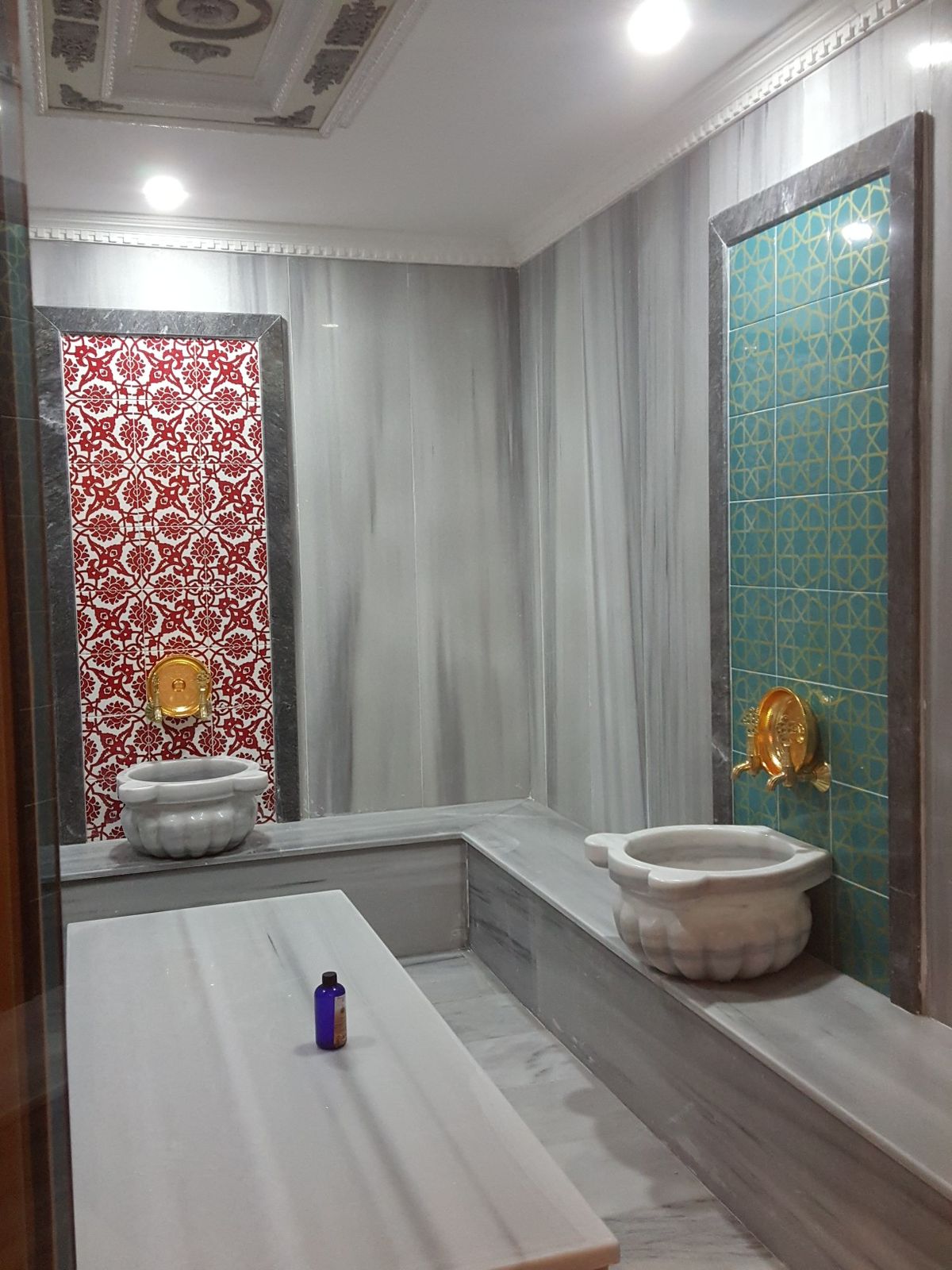 Mermer hamam kurnası, kırmızı çini desenli geleneksel hamam uygulaması