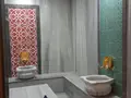 Mermer hamam kurnası, kırmızı çini desenli geleneksel hamam uygulaması