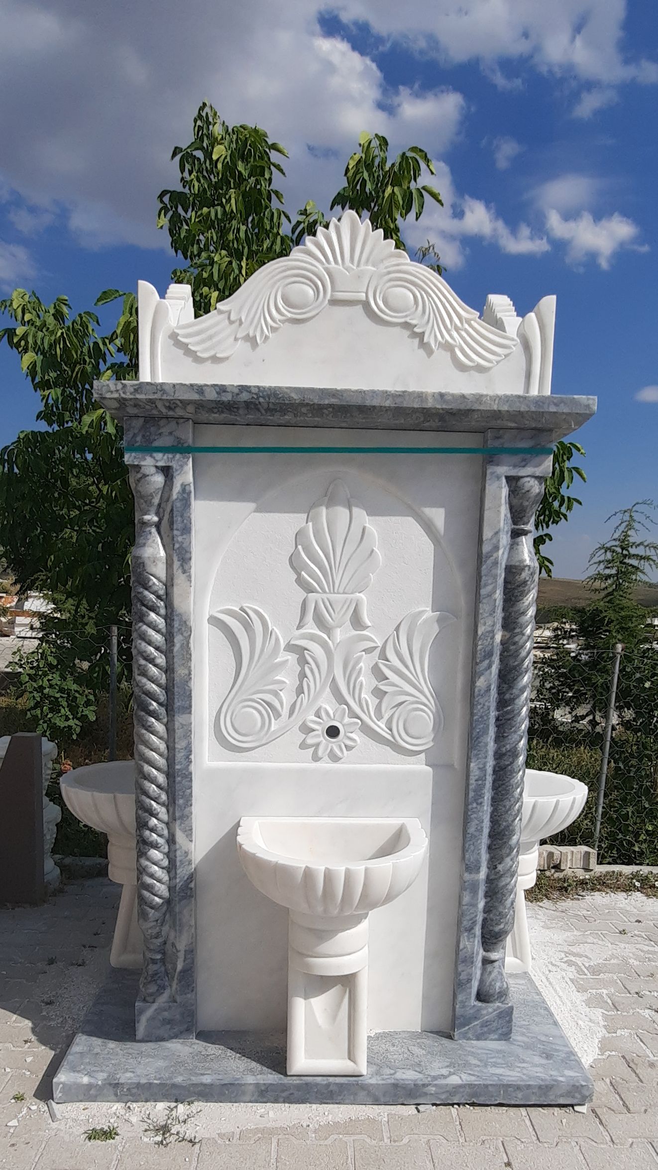 Mermer çeşme, kanat ve yaprak motifli oymalı model