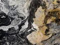 Nero Picasso siyah-beyaz-altın sarısı akışkan desenli doğal taş doku yakın plan