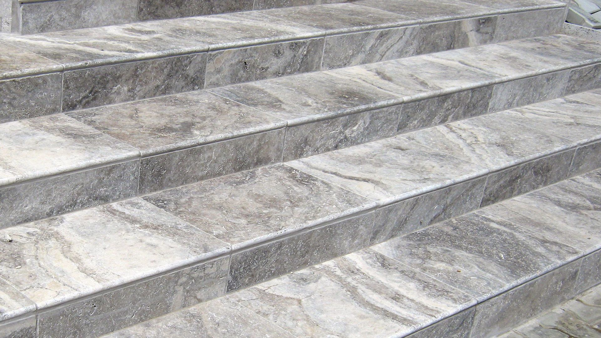 Silver Traverten merdiven basamağı uygulaması, dış mekan