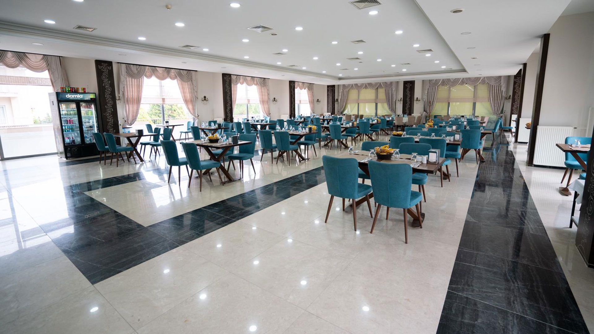 Ottoman Bej Mermer otel restoran zemin döşemesi, siyah mermer bordürlü uygulama