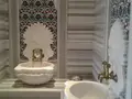 Mermer hamam kurnası, oymalı niş ve çini desenli Osmanlı tarzı hamam