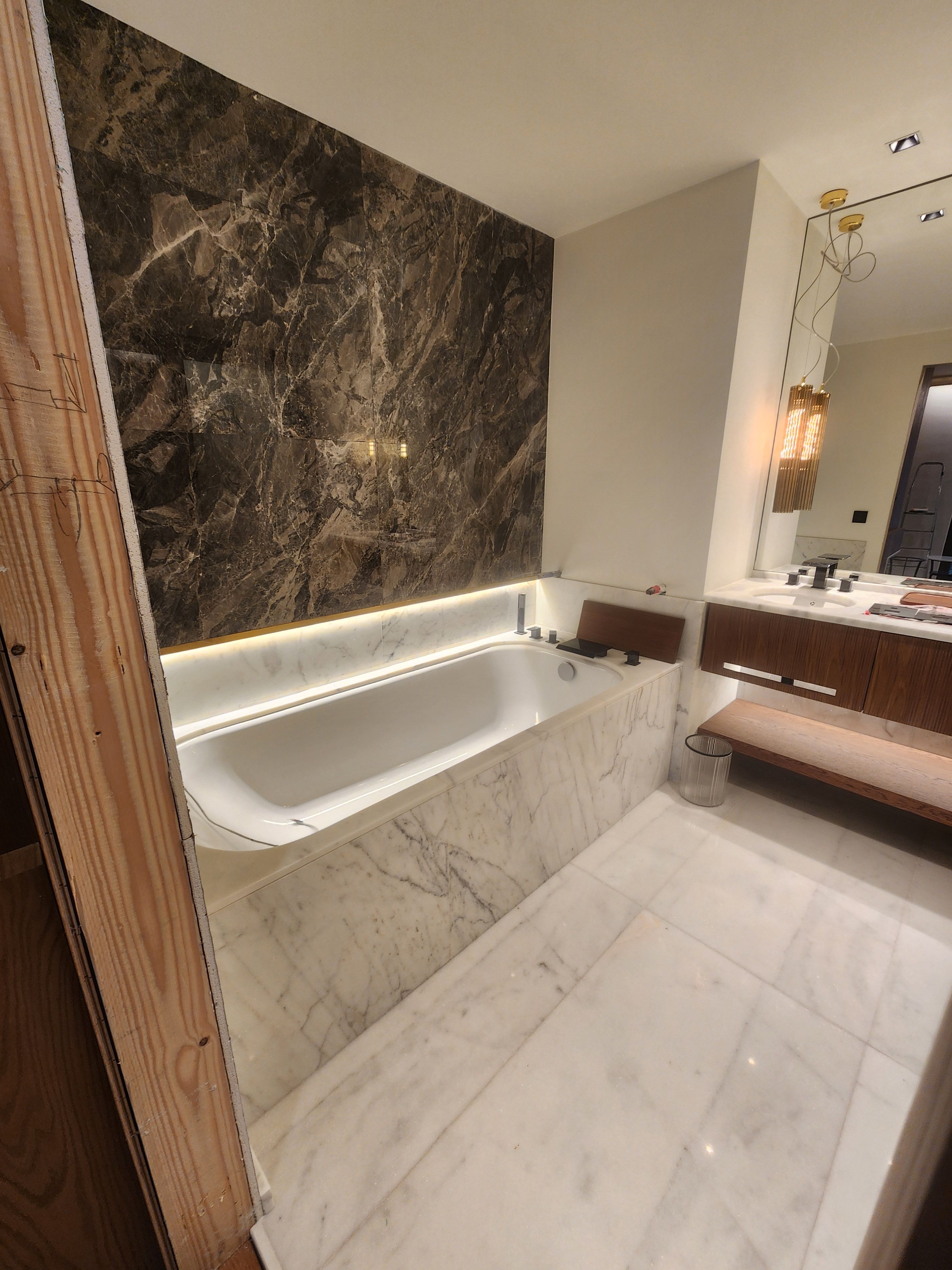 Muğla Beyaz Mermer banyo zemin ve küvet çevresi uygulaması