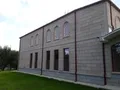 Tüf Taşı dış cephe kaplaması, kemerli pencereli anıtsal bina uygulaması