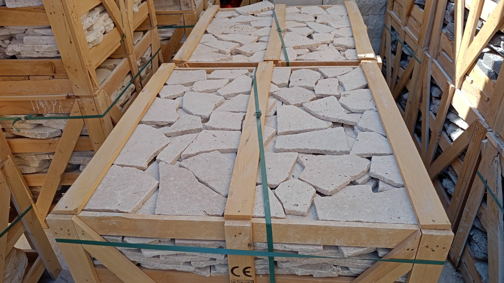 Crazy Paver ambalajlı ürün, sevkiyat için hazırlanmış paletler