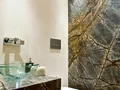 Rain Forest ağaç dalı desenli vurgu duvarı, banyo iç mekan uygulaması