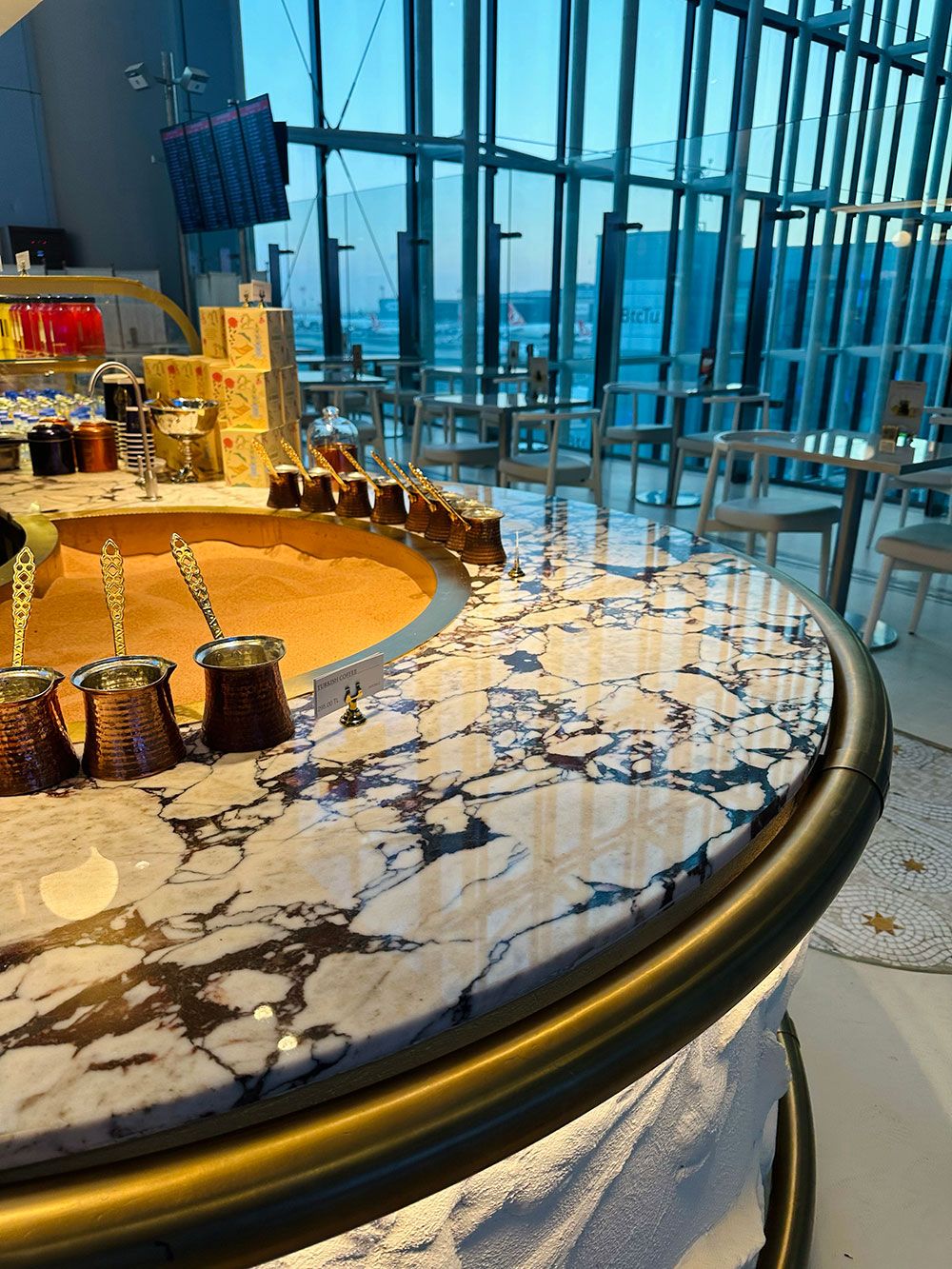 Calacatta Viola Mermer bar bankosu tezgah uygulaması, havalimanı lounge