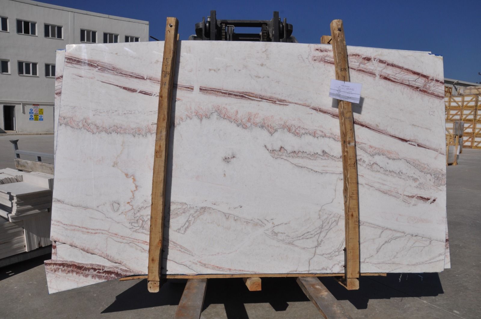 Onix beyaz zeminde pembe damarlı plaka