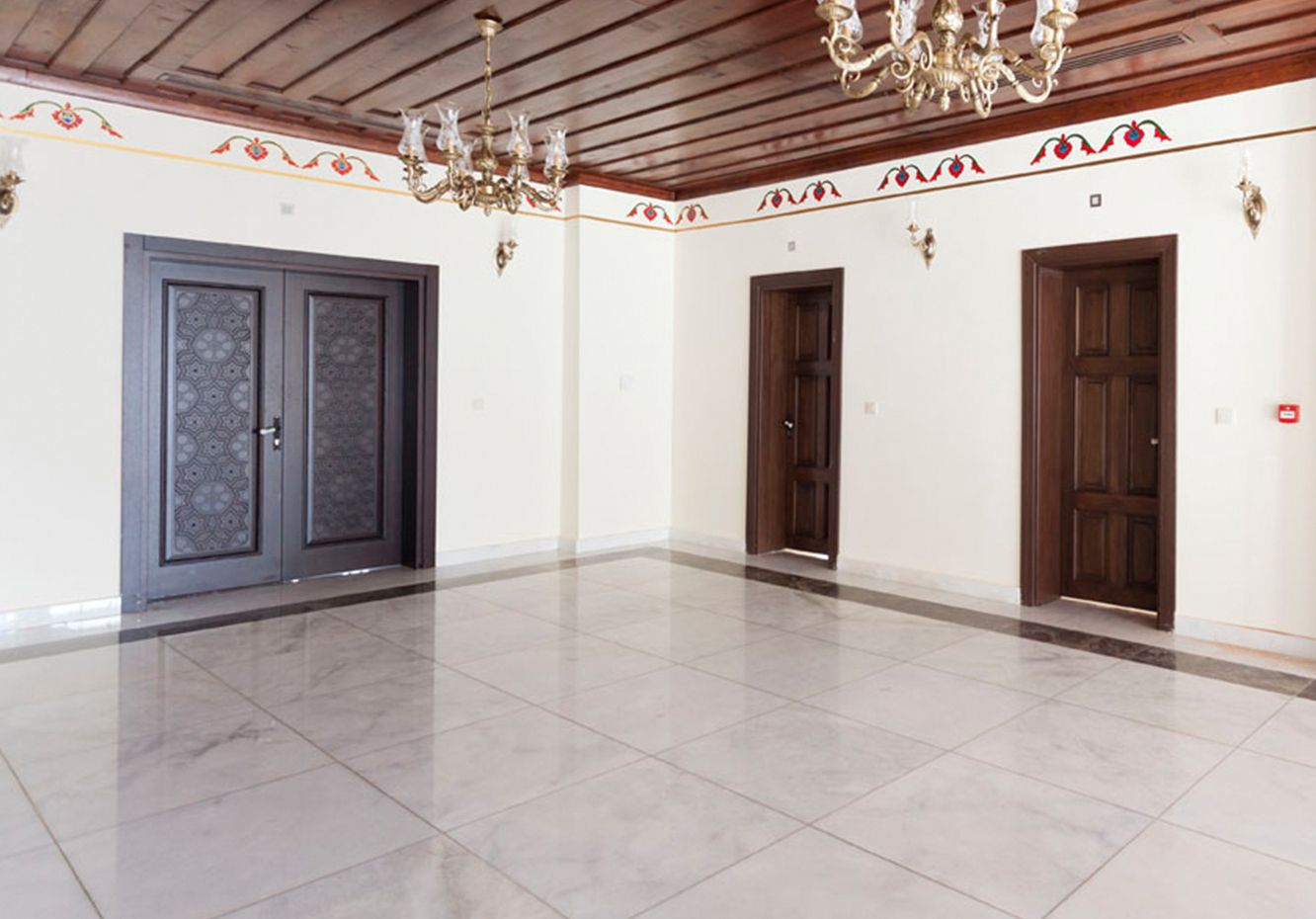 Afyon Beyaz Mermer cilalı zemin döşemesi, ahşap tavanlı klasik salon uygulaması