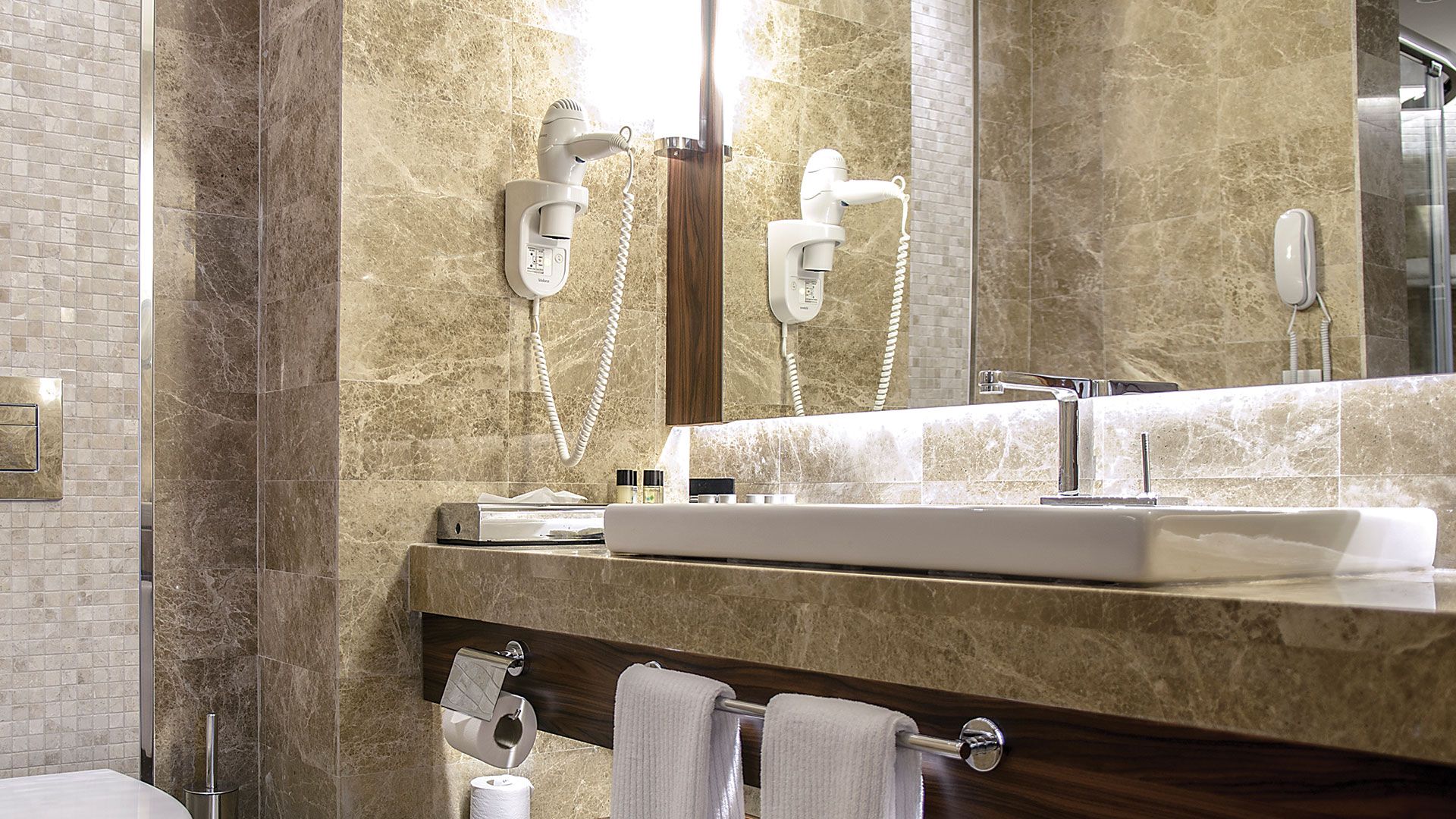Light Emparador Mermer otel banyosu tezgah ve duvar uygulaması