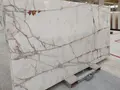 Afyon White Spider Mermer geniş plaka, damar deseni detayı