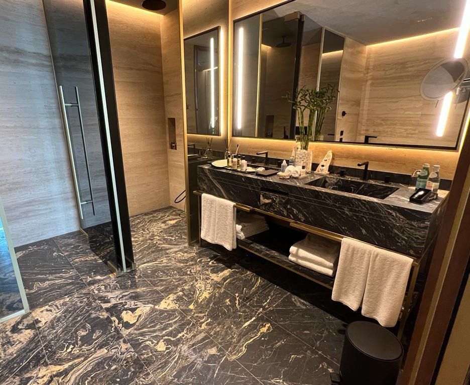 Nero Picasso banyo lavabo ve zemin uygulaması, lüks otel tasarımı