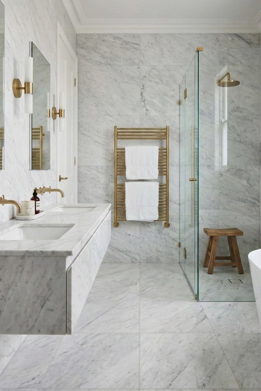 Carrara Mermer banyo zemin, duvar ve tezgah uygulaması, lüks banyo tasarımı