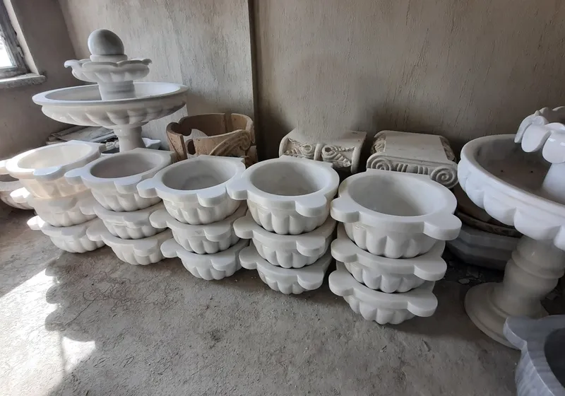Mermer hamam kurnası, depo alanında çeşitli model ve fıskiyelerle